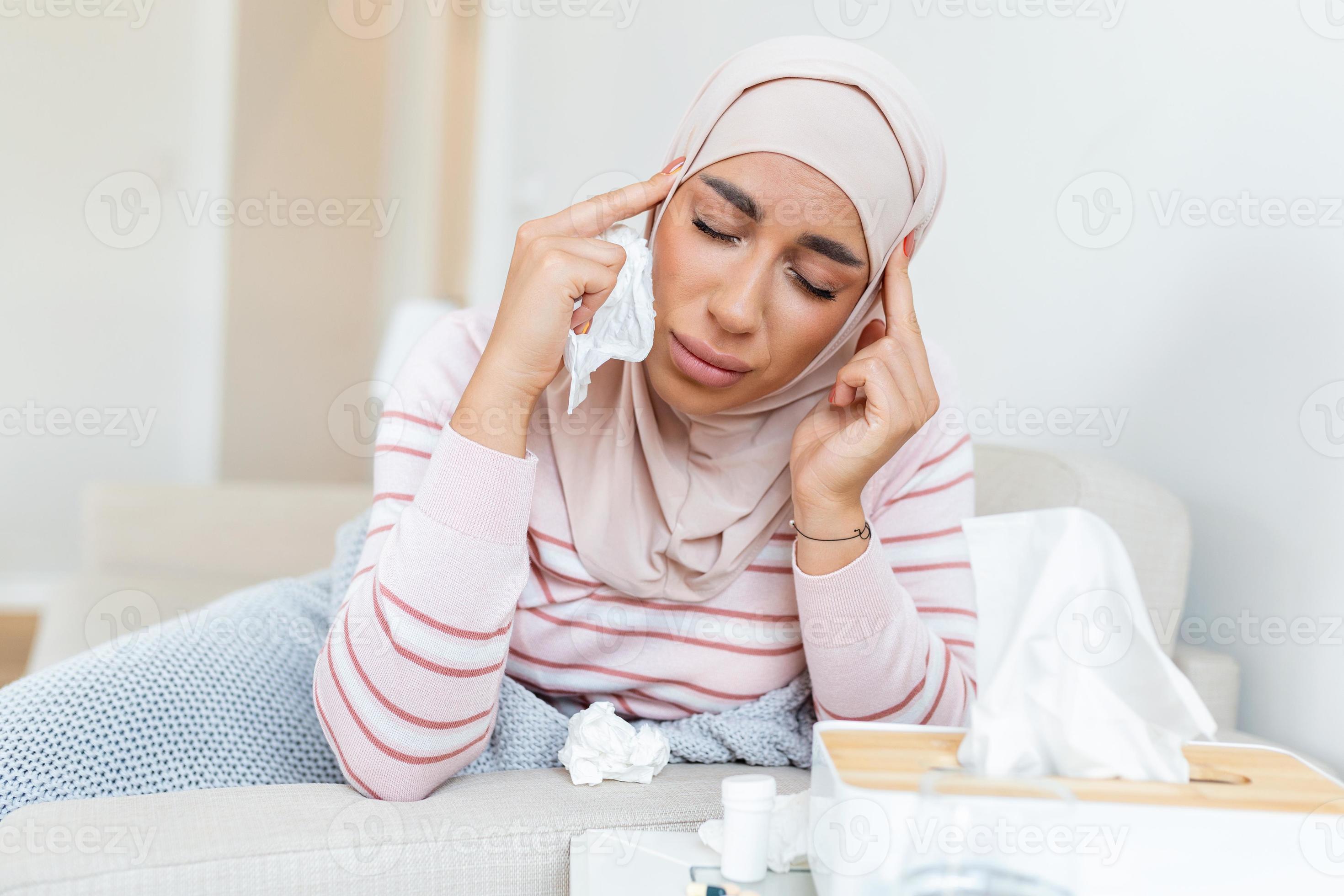 malade journée à maison. Jeune arabe femme a qui coule et commun froid.  toux. fermer de magnifique Jeune femme avec hijab pris du froid ou grippe  maladie. 22994725 Photo de stock chez Vecteezy