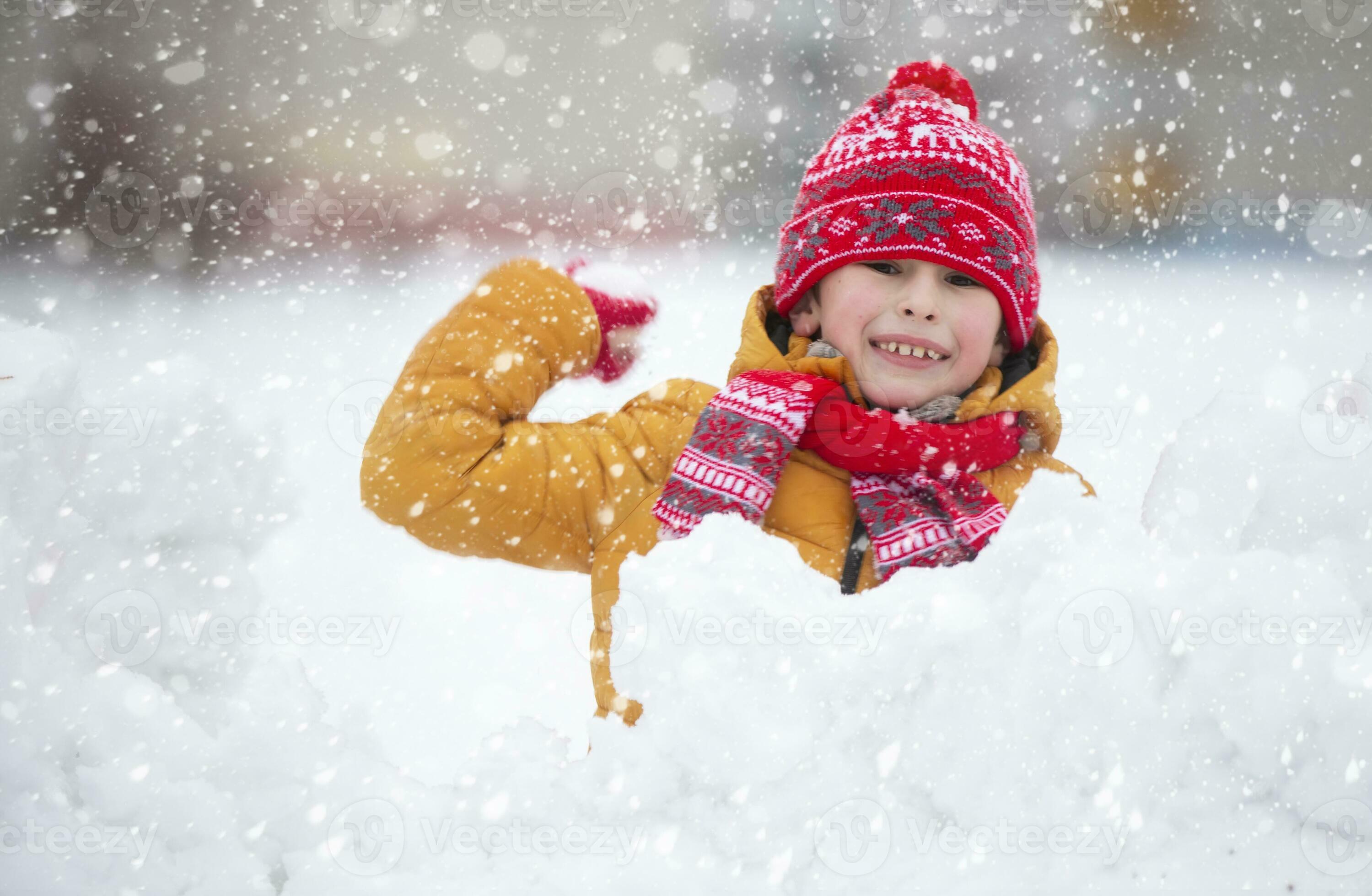 enfant dans l'hiver. une content garçon dans brillant vêtements pièces dans  le neige. 23407509 Photo de stock chez Vecteezy