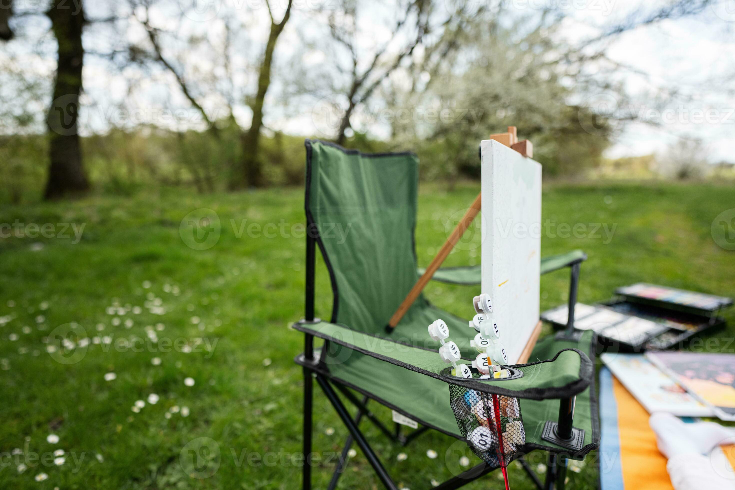 dessin ensemble sur chaise Extérieur sur pique-nique couverture La peinture  à jardin printemps parc, relaxation. 23600877 Photo de stock chez Vecteezy