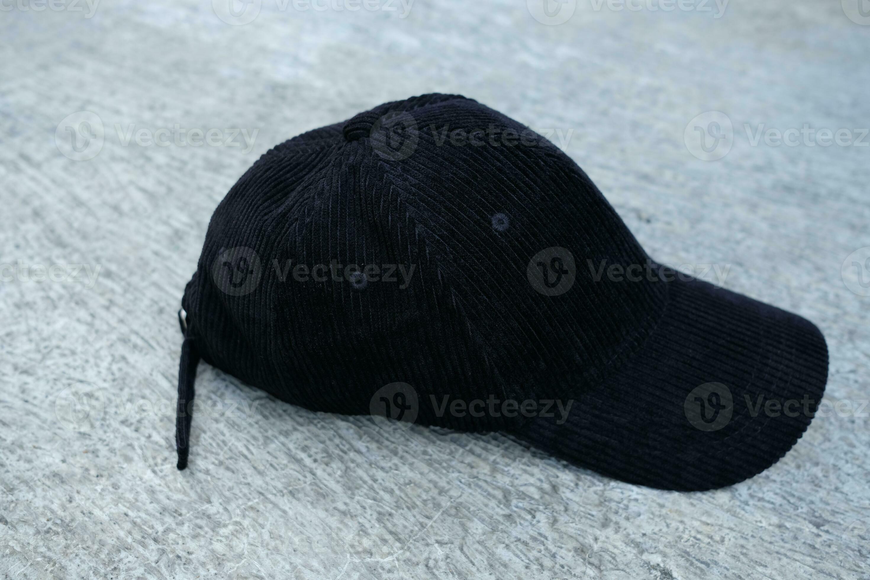 noir chapeau photo sur le sol 23606290 Photo de stock chez Vecteezy