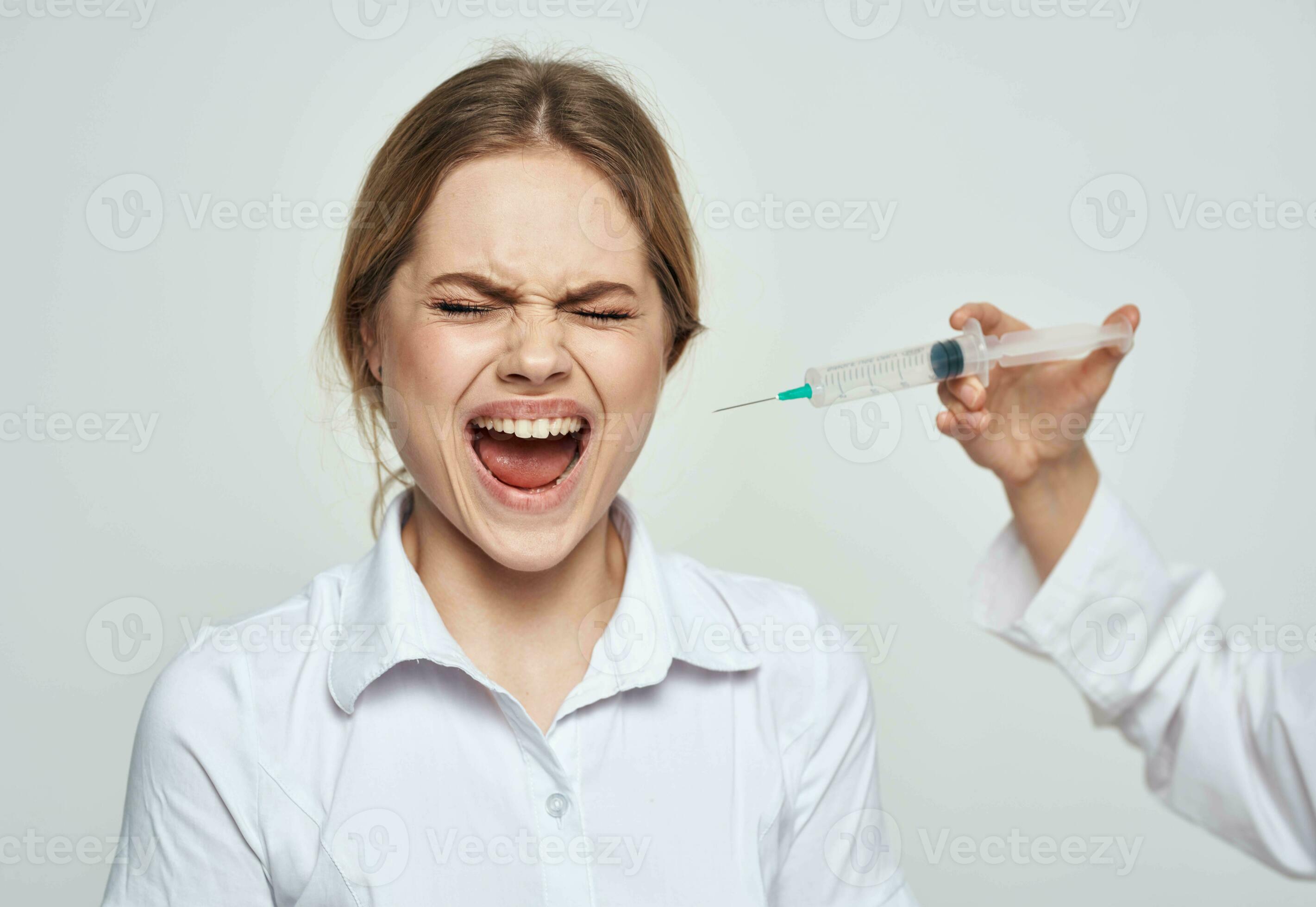 seringue avec liquide et une femelle patient dans une blanc T