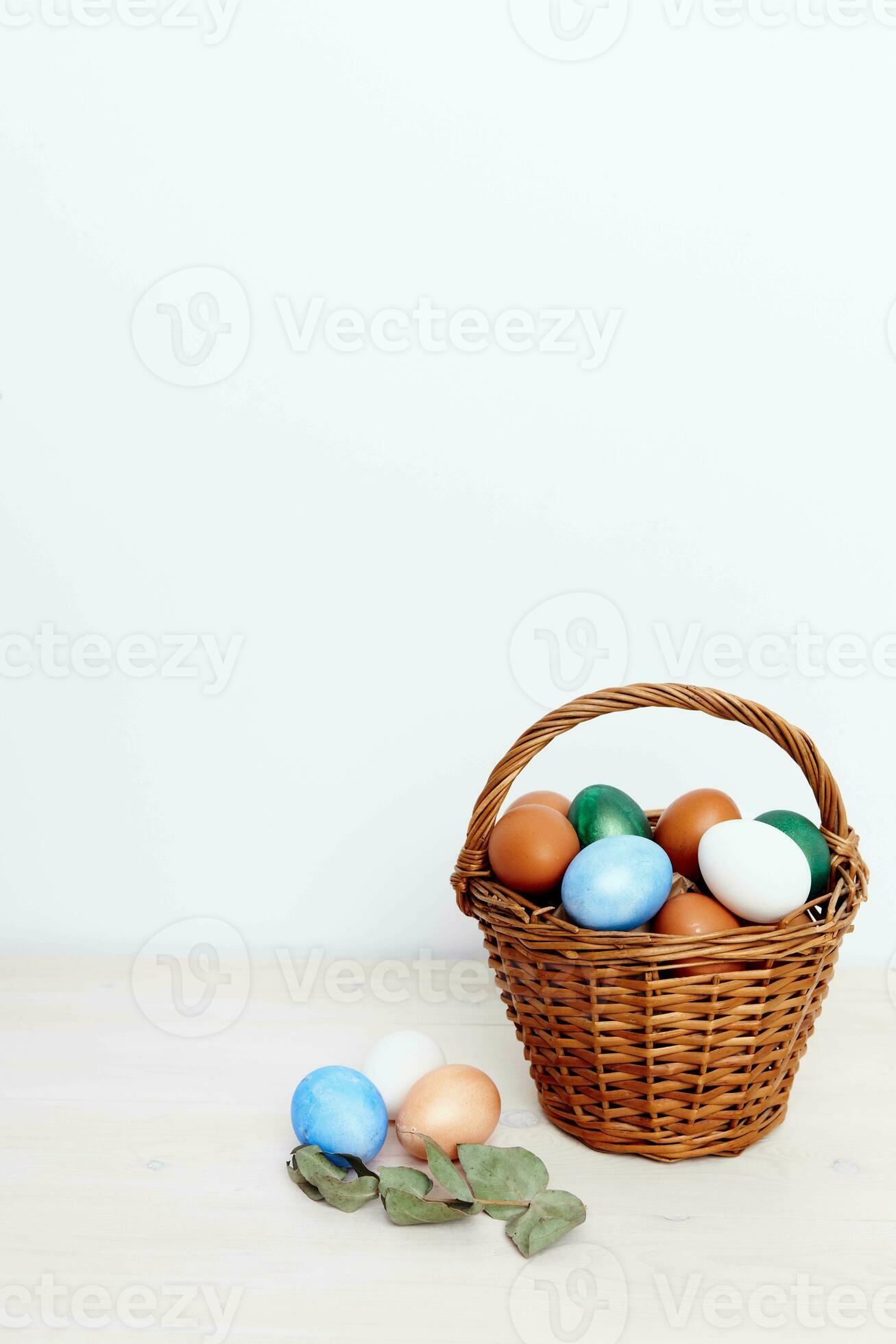 Panier D'oeufs De Pâques Sur Une Table Avec Des Lumières En