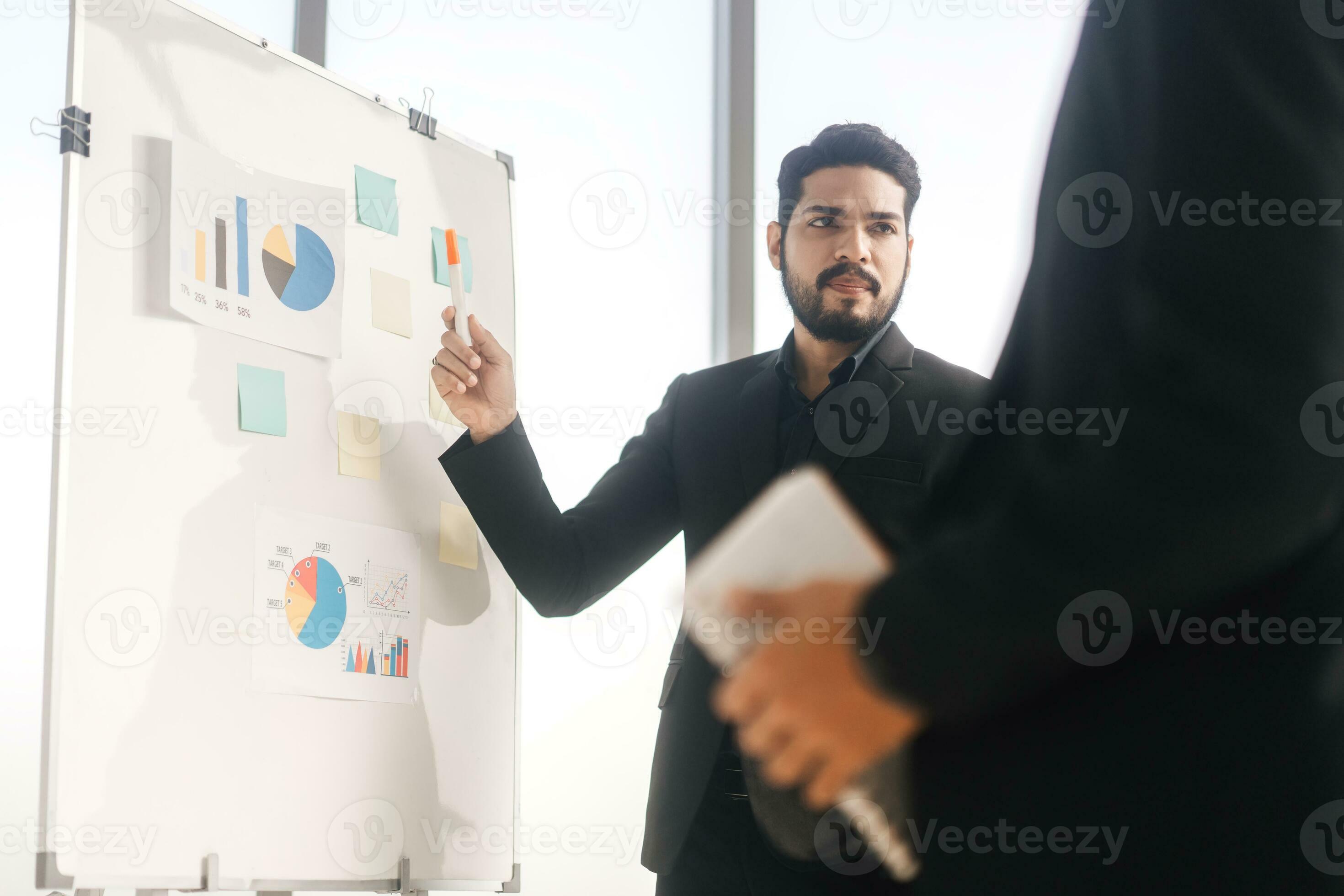 Homme D'affaires Dans Le Bureau Image stock - Image du regarder, heureux:  61709453