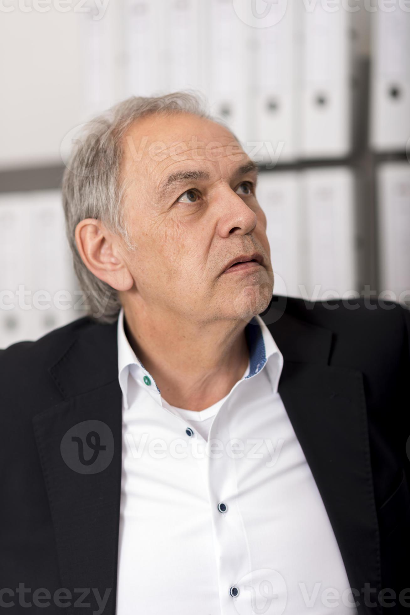 Homme d'âge moyen avec chemise blanche est debout devant un mur d'étagère  avec des documents 2436946 Photo de stock chez Vecteezy