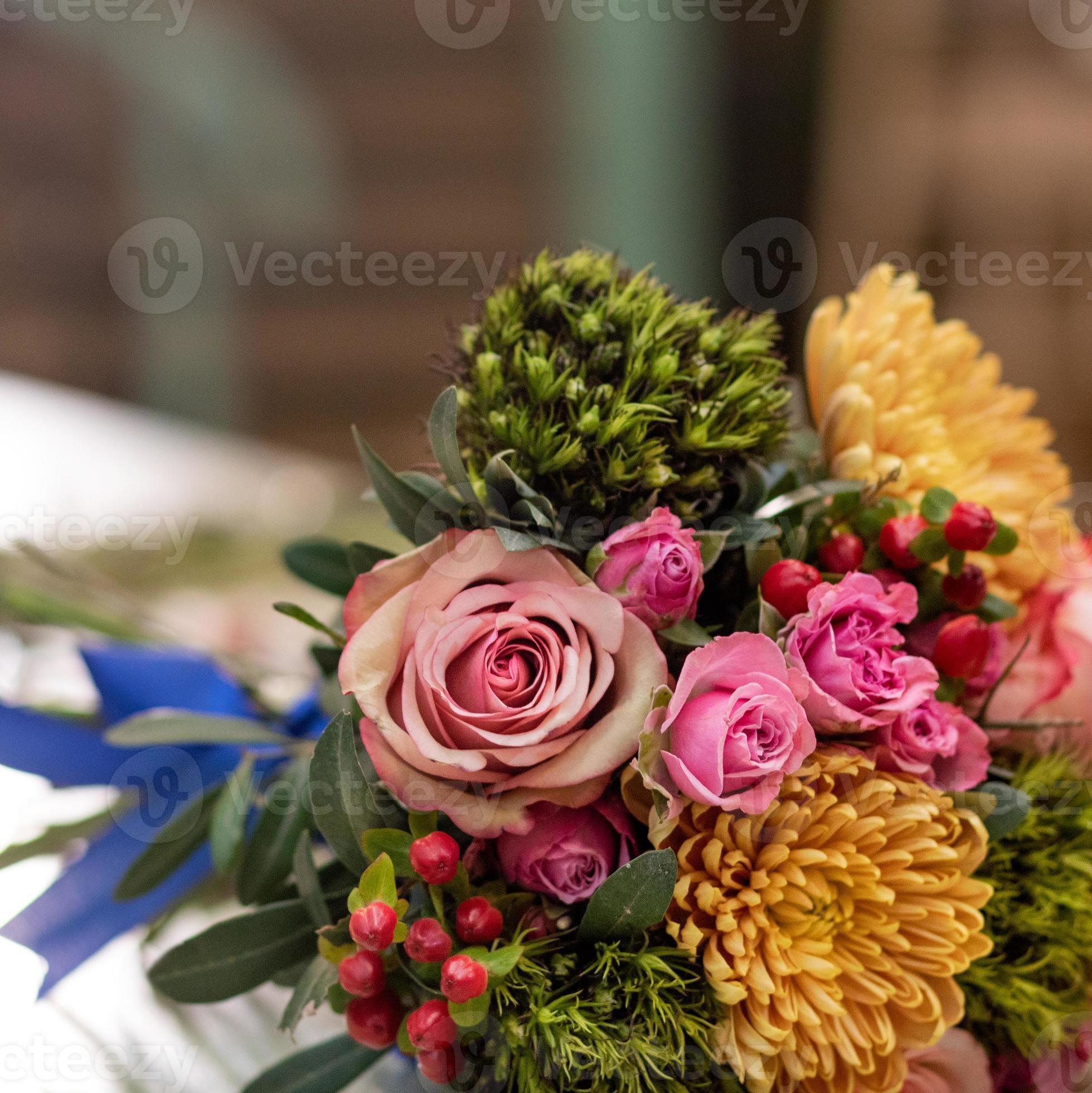 beau bouquet de fleurs dans la table avec des équipements de fleuriste  bouquet 2438889 Banque de photos