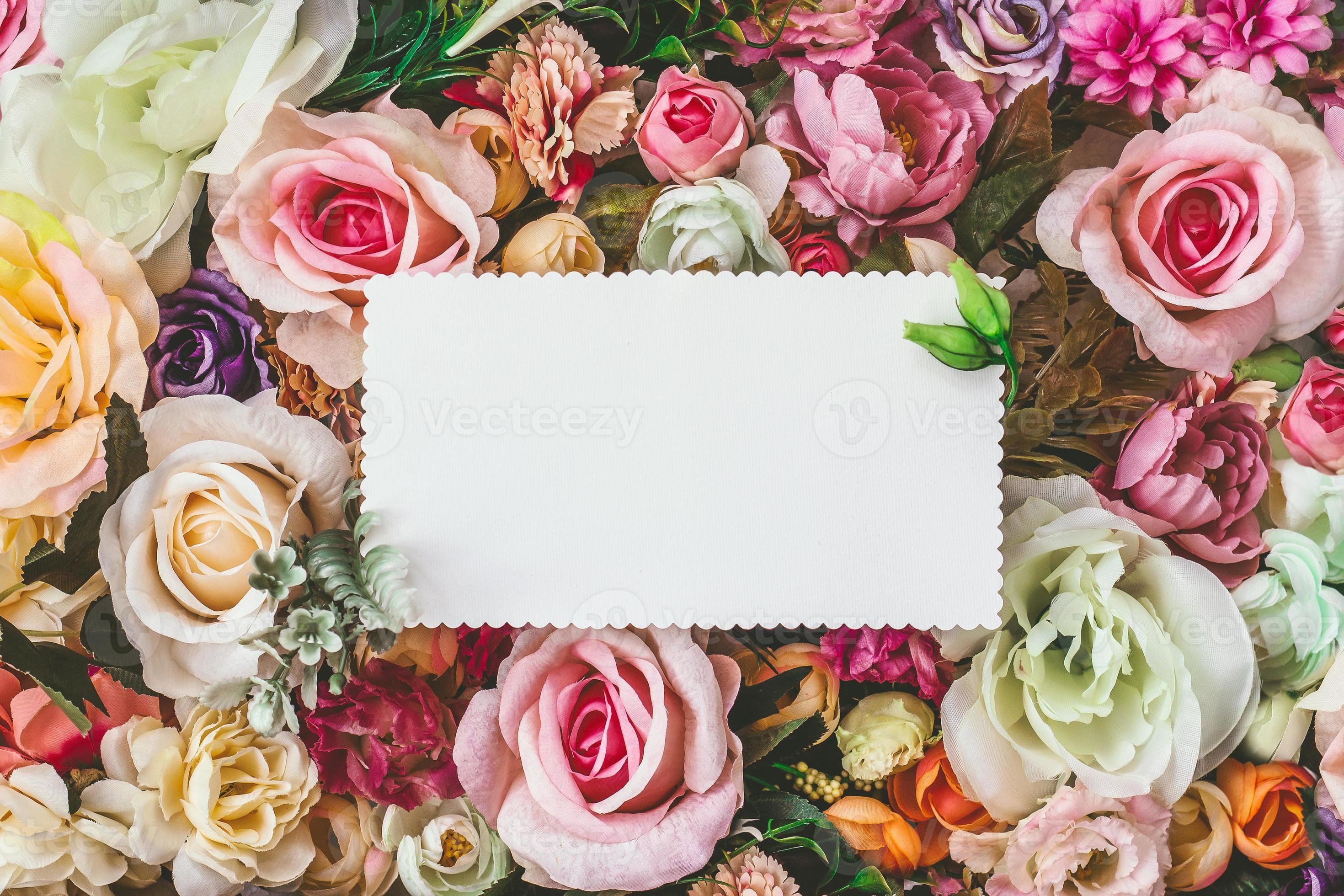Fond de mur de belles fleurs colorées avec carte de voeux blanche avec  copie espace anniversaire de mariage de printemps ou carte de voeux de  fleuriste 2441380 Banque de photos