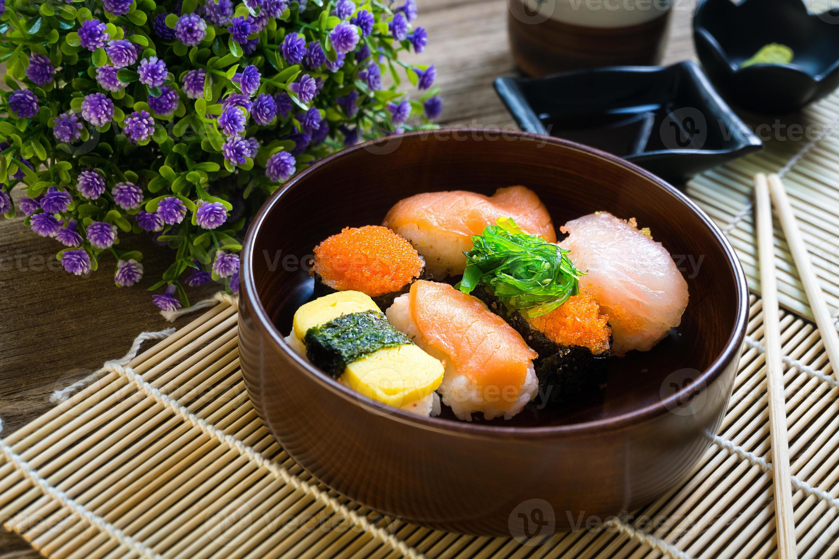 sushi servi sur table en bois photo