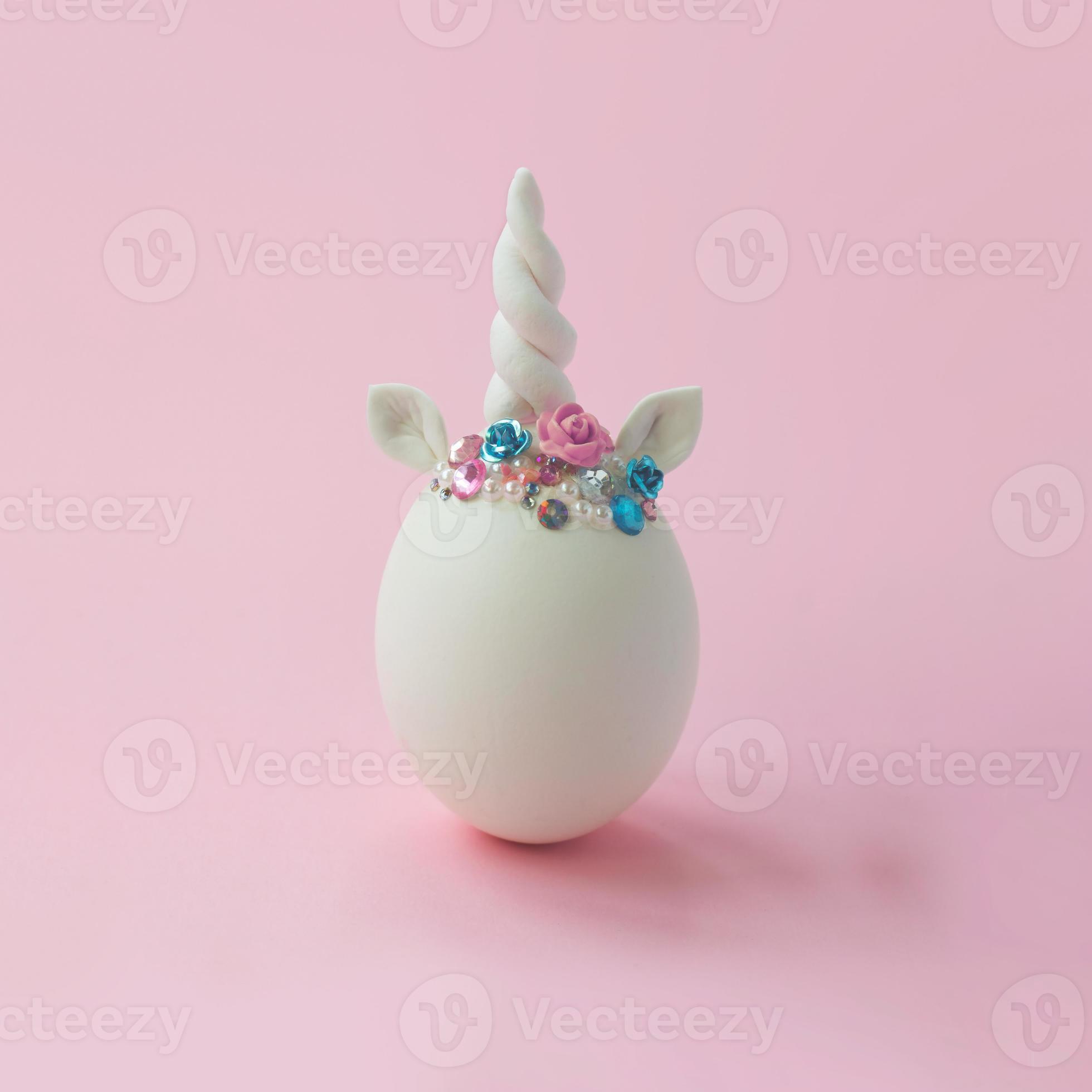 oeuf blanc unique avec décoration de licorne fond de Pâques minimal créatif photo