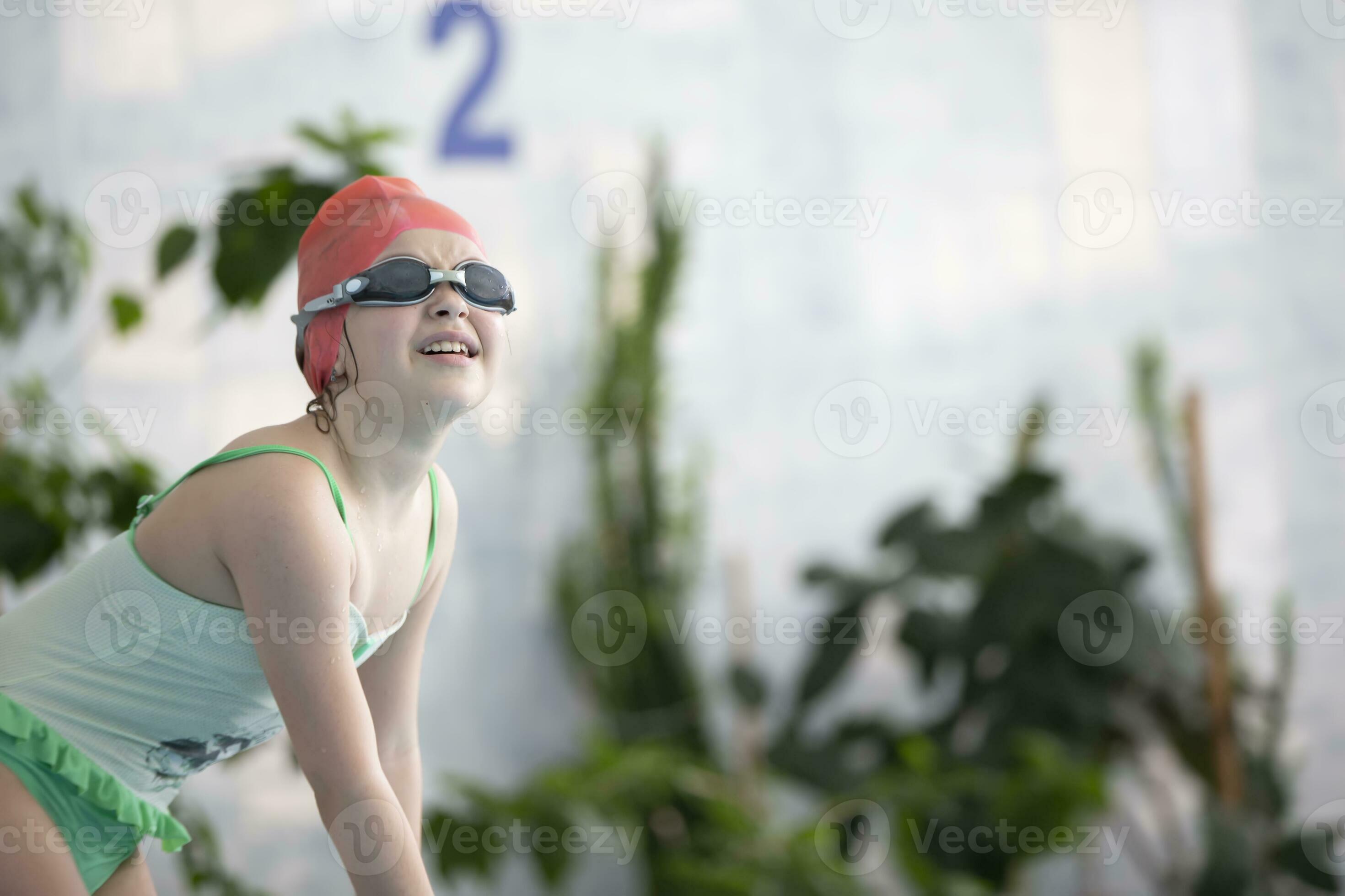 Jolie Femme Portant Bonnet De Bain Et Lunettes De Natation à La