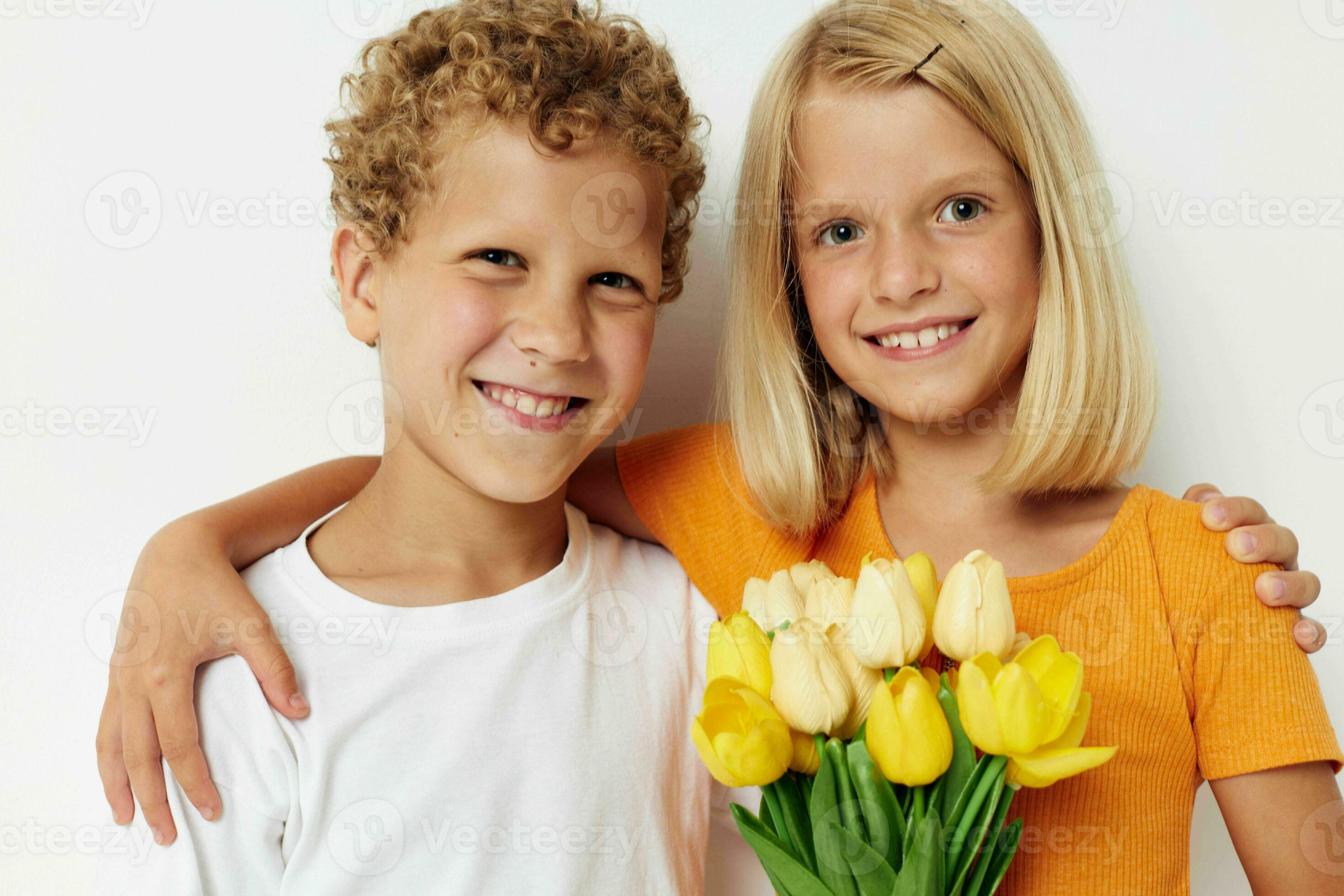 petit les enfants amusement anniversaire cadeau surprise bouquet de fleurs  isolé Contexte inchangé 25017322 Photo de stock chez Vecteezy