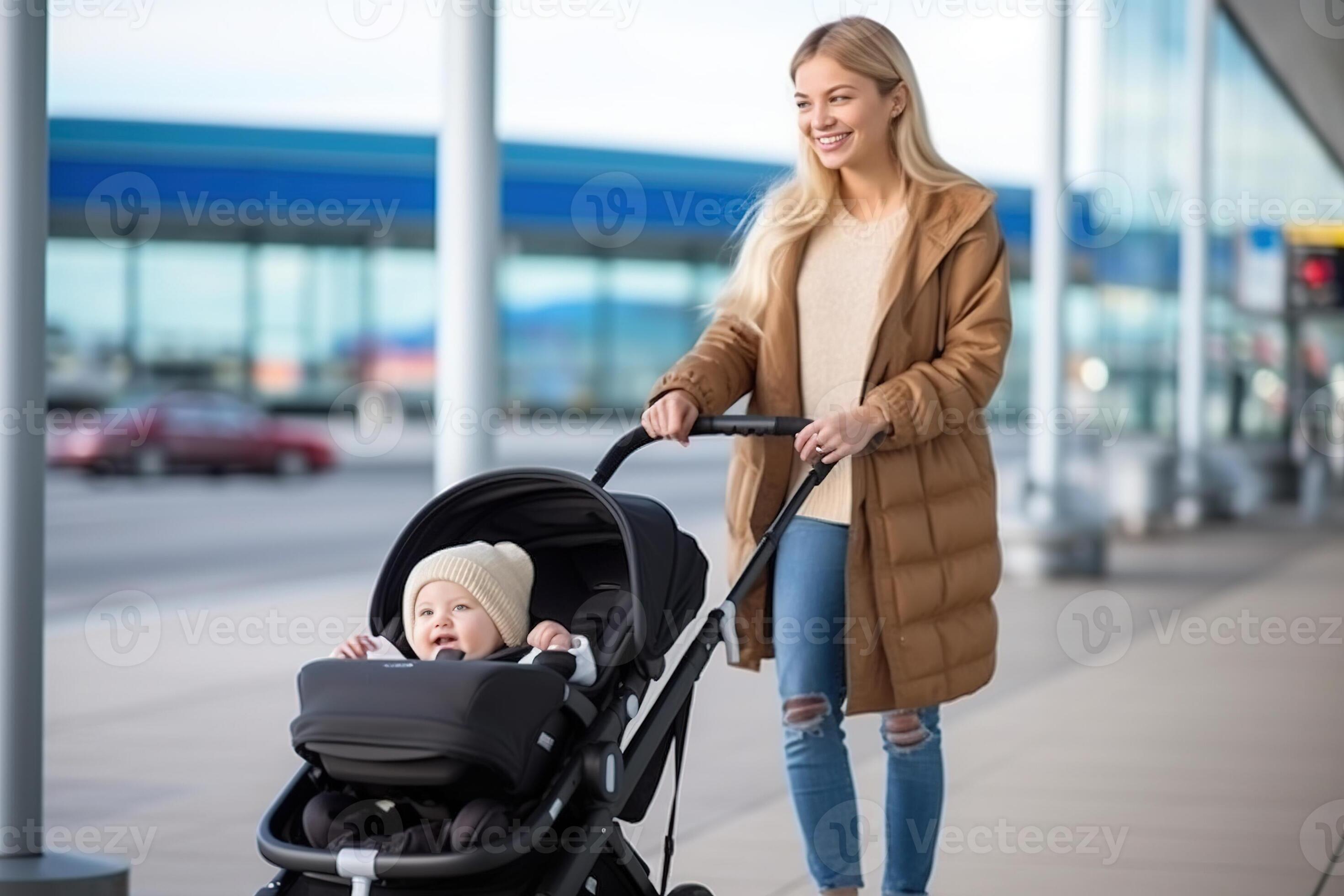 mère porter le sien bébé bébé garçon enfant, pousser poussette à