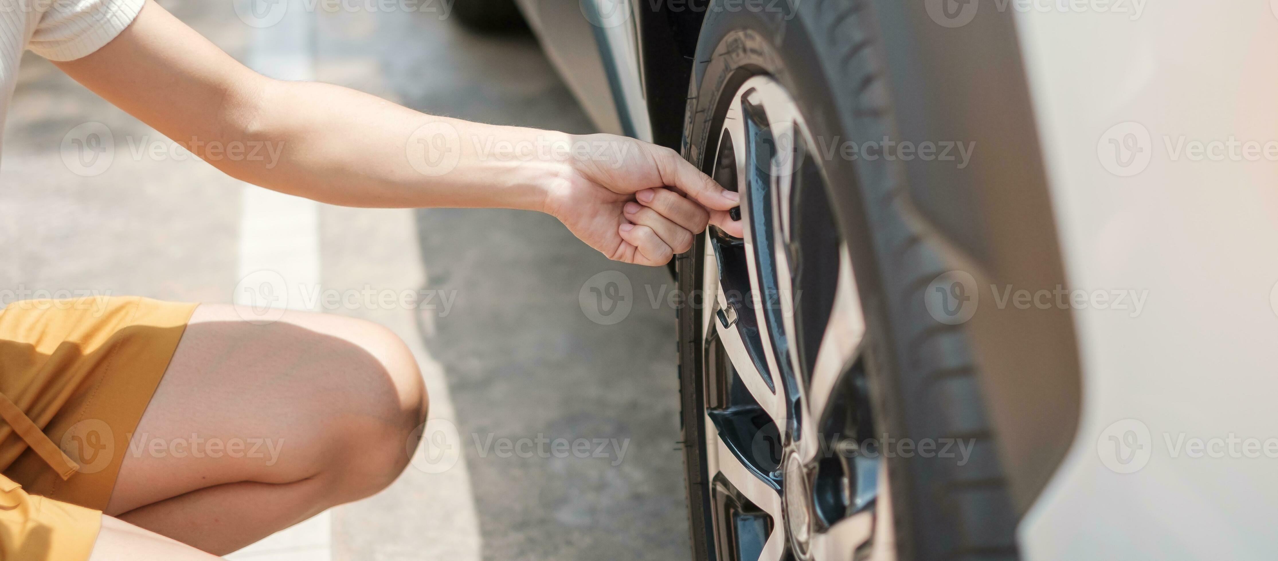 femme conductrice à la main gonflant les pneus du véhicule