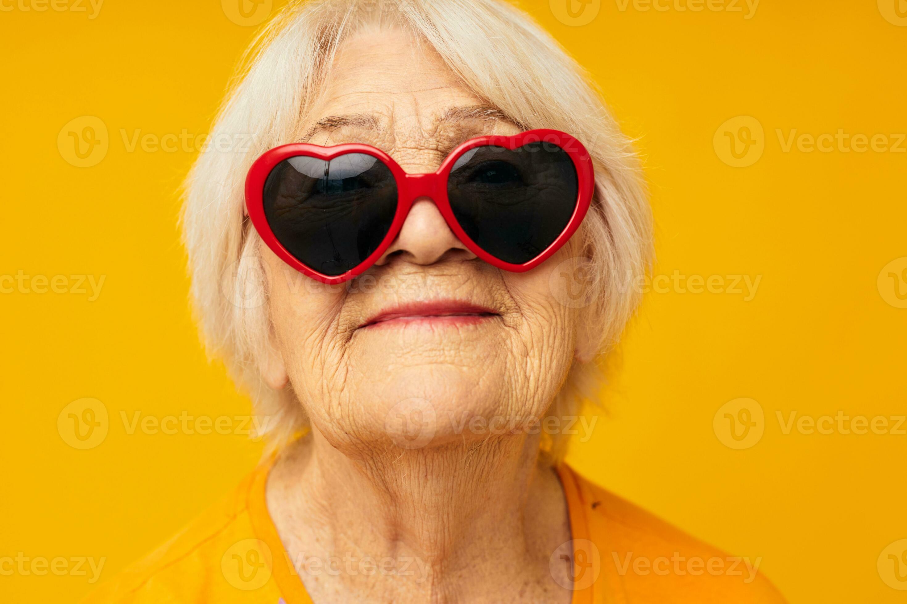personnes âgées femme dans foncé des lunettes dans le forme de une cœur  Jaune Contexte 25709772 Photo de stock chez Vecteezy