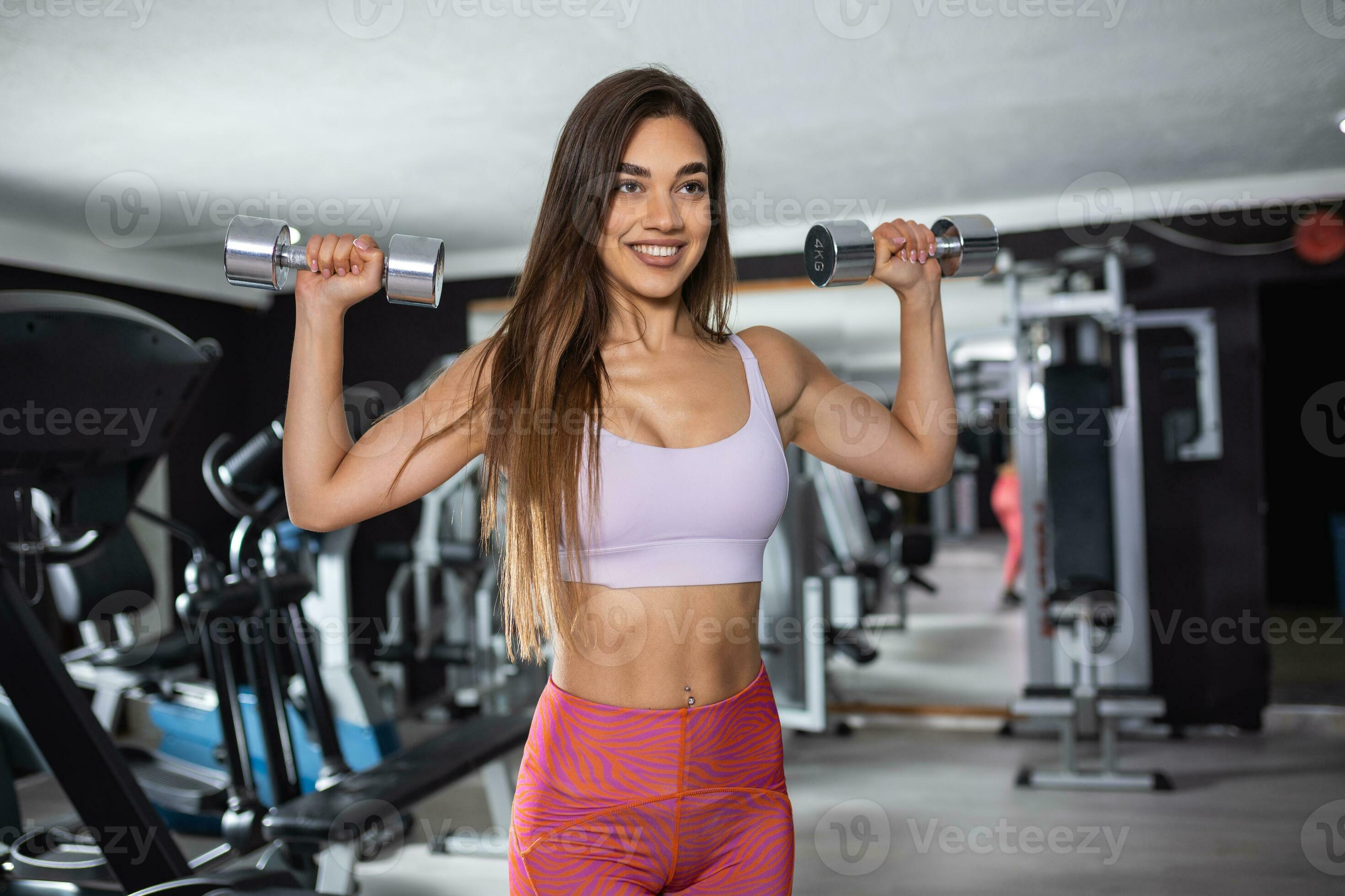 Homme Athlétique Ayant Entraînement Et Musculation Avec Poids