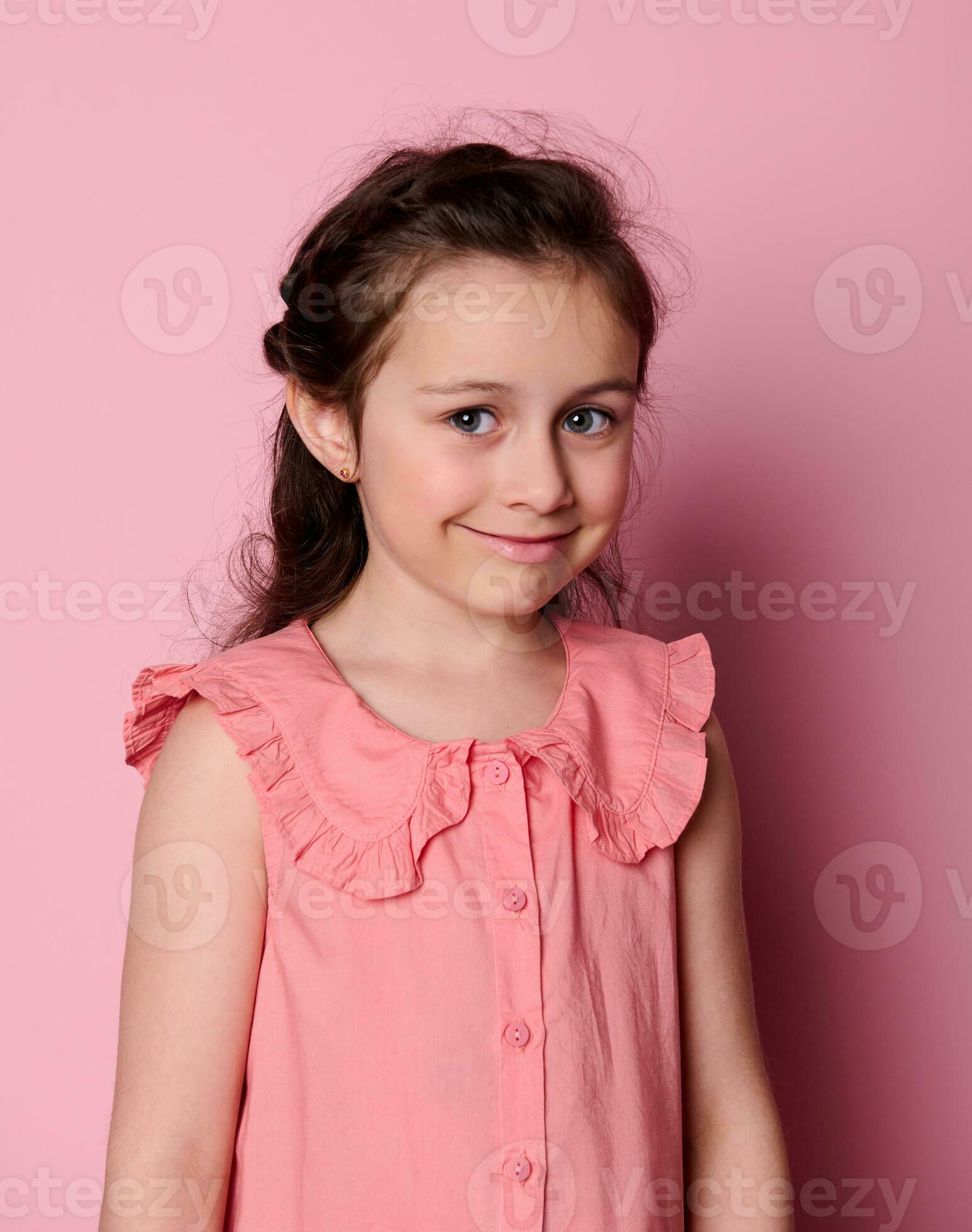 verticale studio portrait de souriant coquette peu enfant fille 5-6 ans  vieux, à la recherche à caméra sur rose Couleur Contexte 25912395 Photo de  stock chez Vecteezy