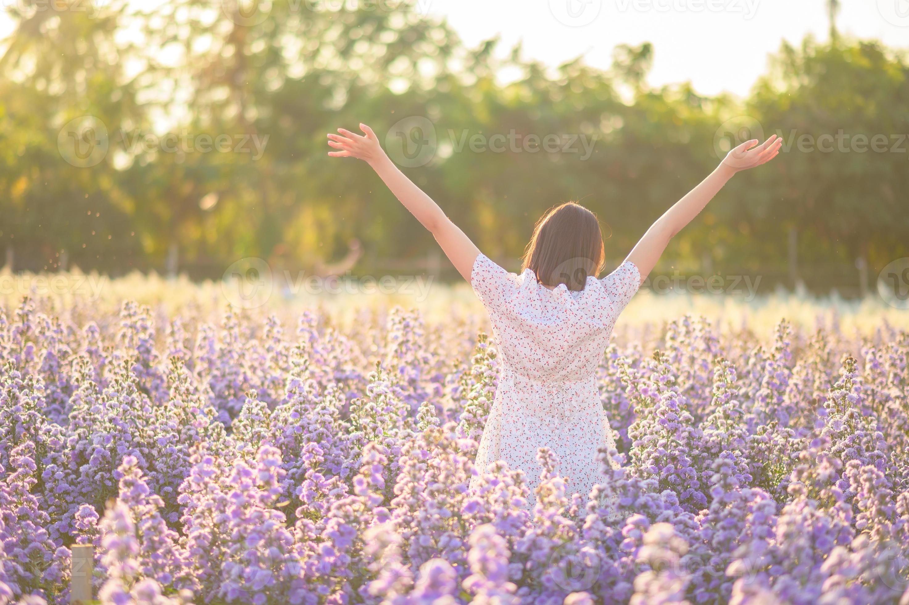 liberté et bonne santé une fille étirant ses bras au soleil parmi les papillons photo