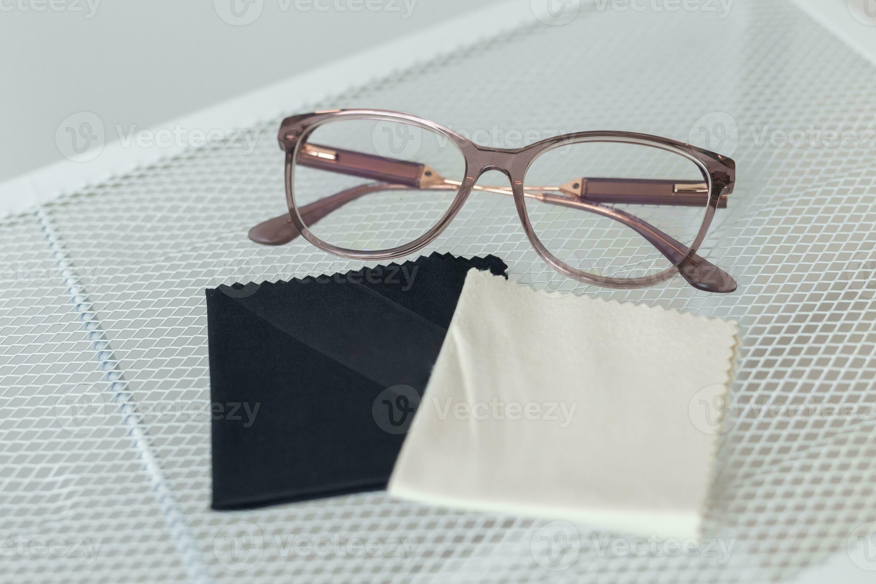 des lunettes et chiffon pour lentille lingettes sur étagère - accessoires  pour lunettes 26225664 Photo de stock chez Vecteezy