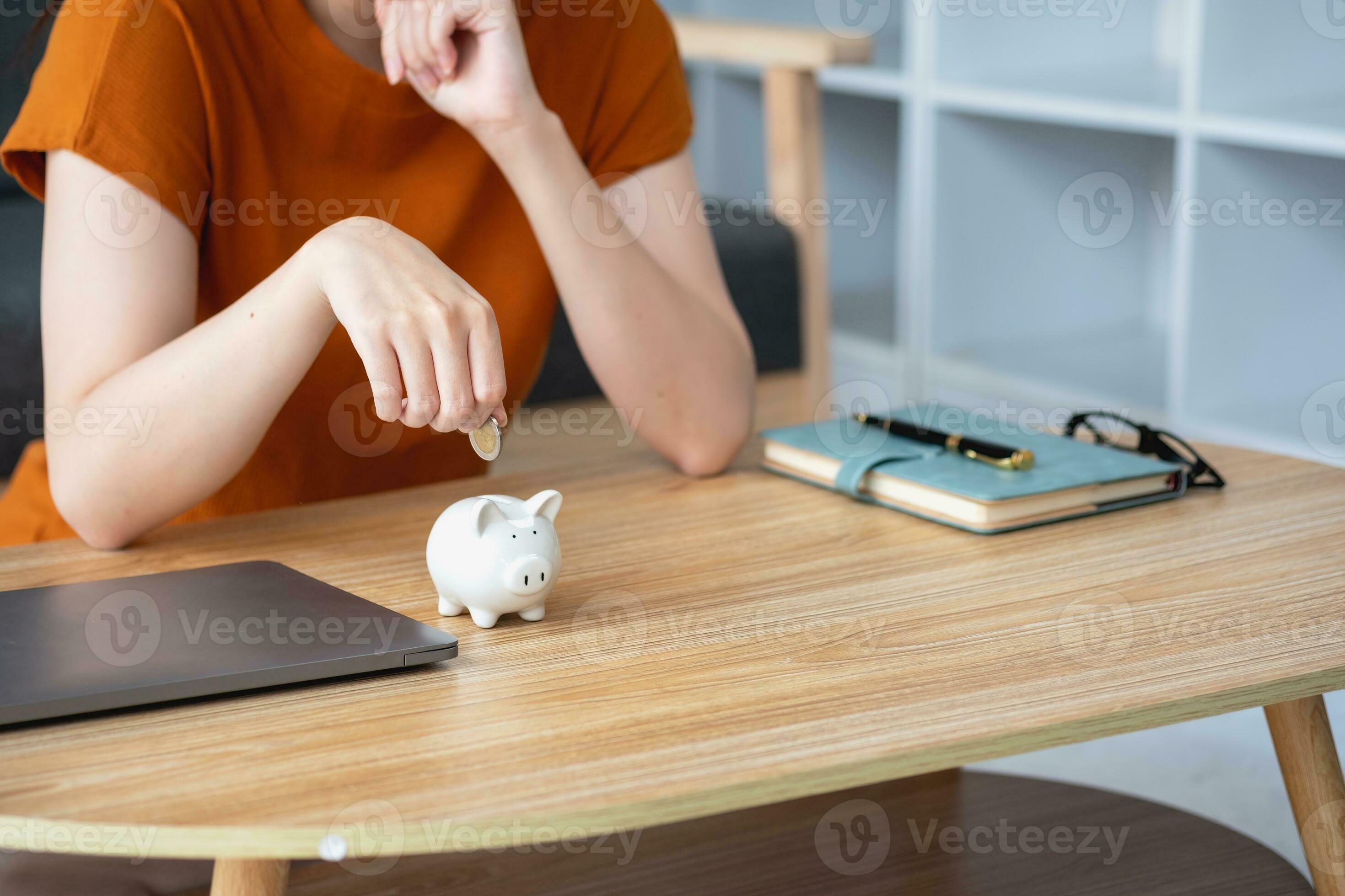 Jeune asiatique femme économie pour retraite économie argent par une porcin  banque et prise Remarques sur carnet de notes, des économies concept.  24940124 Photo de stock chez Vecteezy