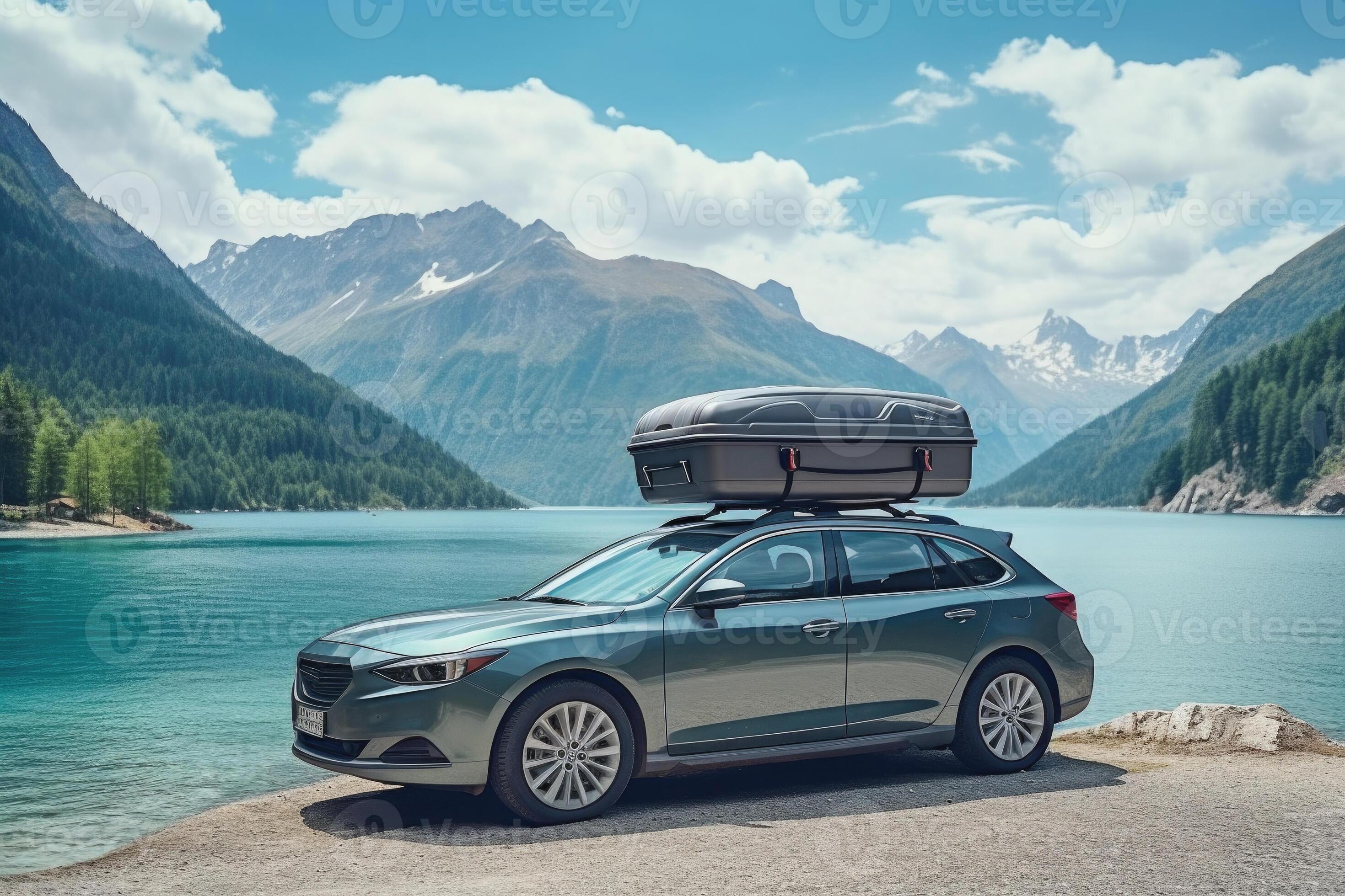 voiture sur route près Lac avec Montagne gammes. été voyage en