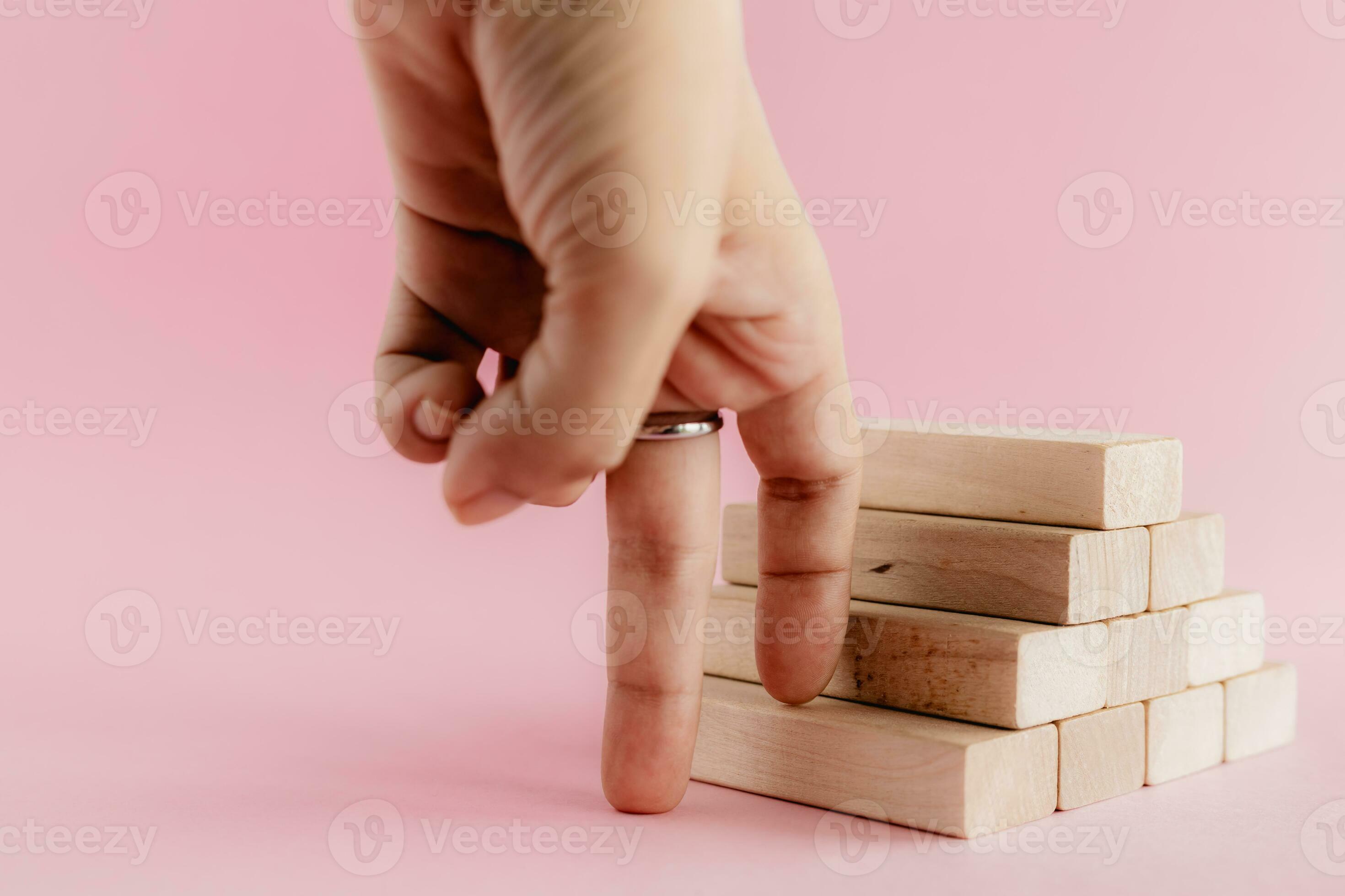 les doigts en mouvement étape en haut le en bois jouet escalier 26394424  Photo de stock chez Vecteezy