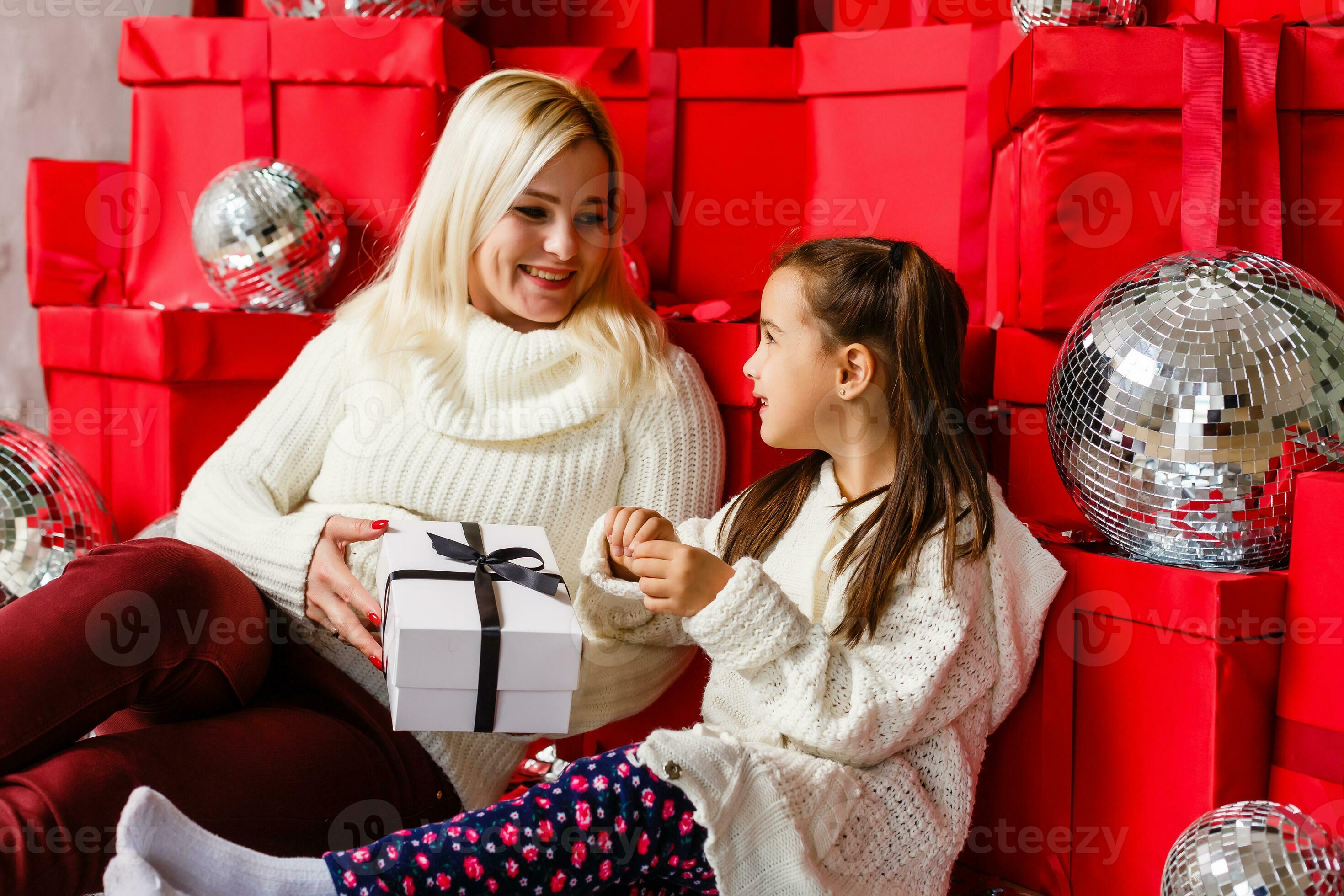 vacances, cadeaux, Noël, Noël, anniversaire concept - content mère et enfant  fille avec cadeau boîte 26462620 Photo de stock chez Vecteezy