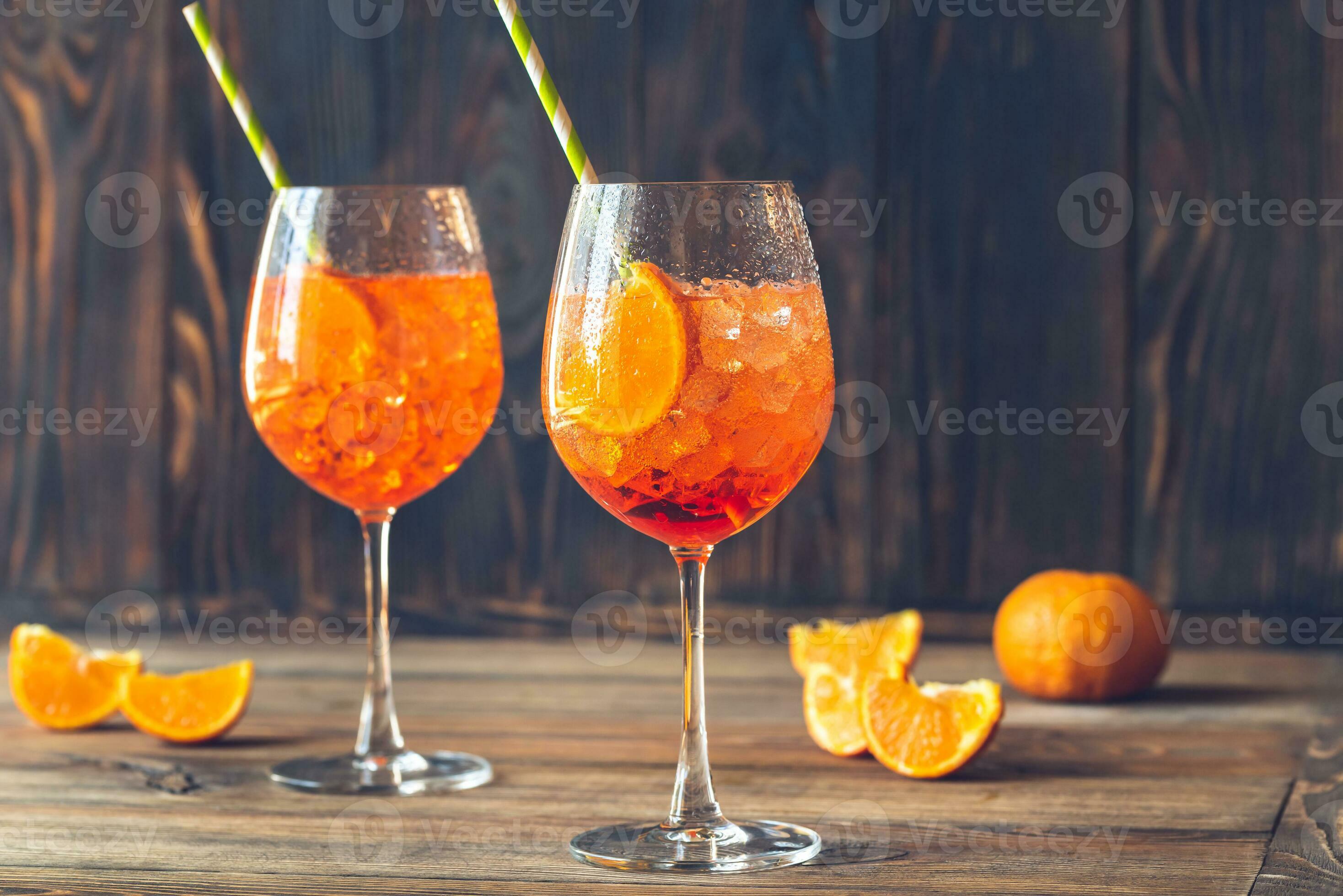 verres de cocktail aperol spritz 26523320 Photo de stock chez Vecteezy