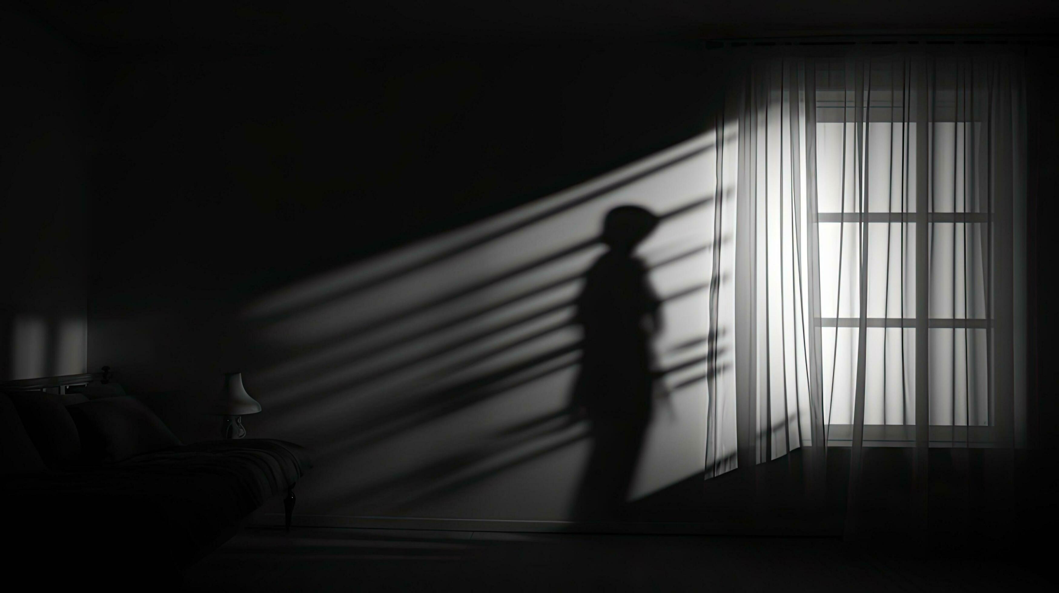 ombres et silhouettes apparaître sur le mur comme le fenêtre lumière brille  par le rideau 27103386 Photo de stock chez Vecteezy