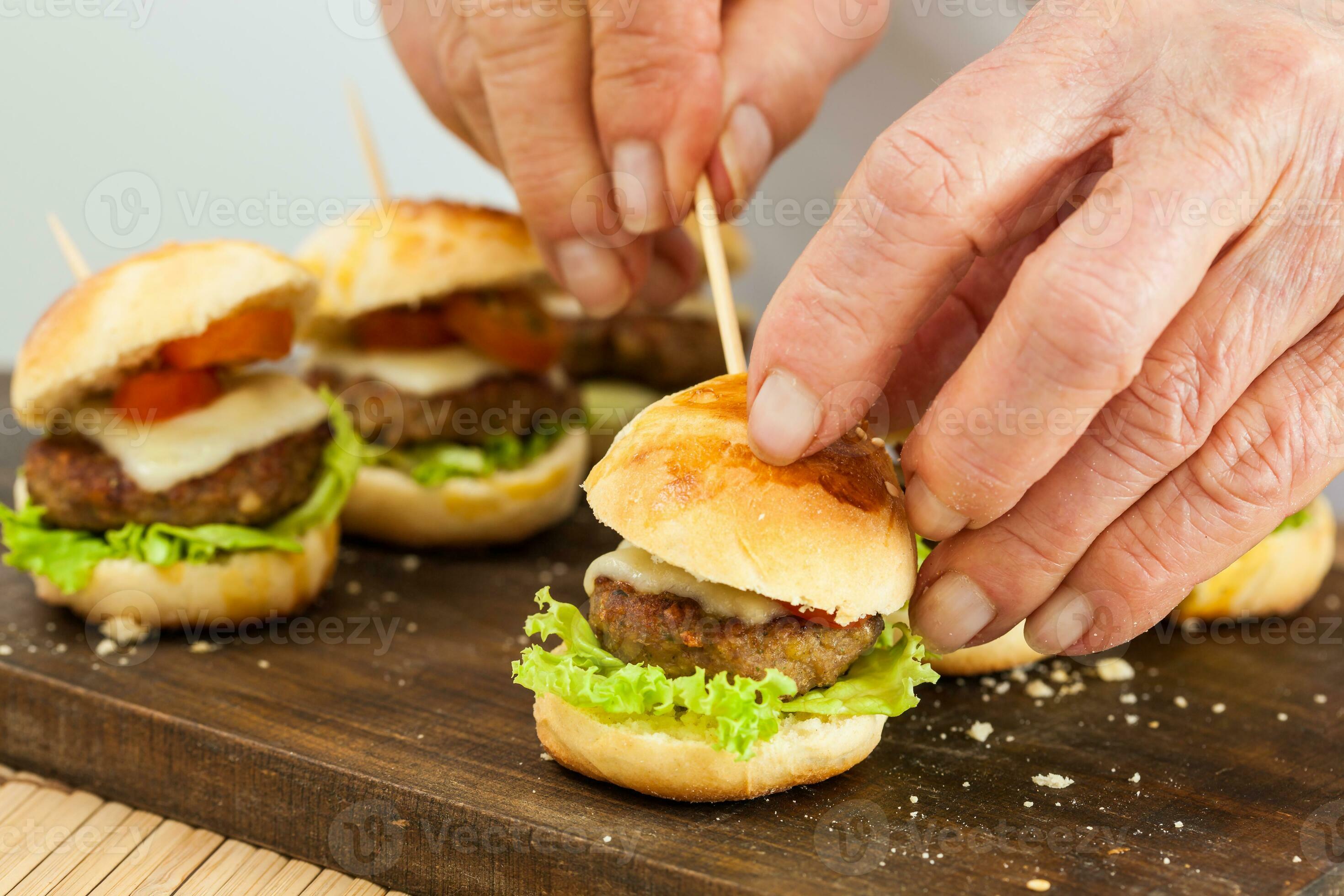 en mettant sur une cure-dent sur Burger. étape par étape