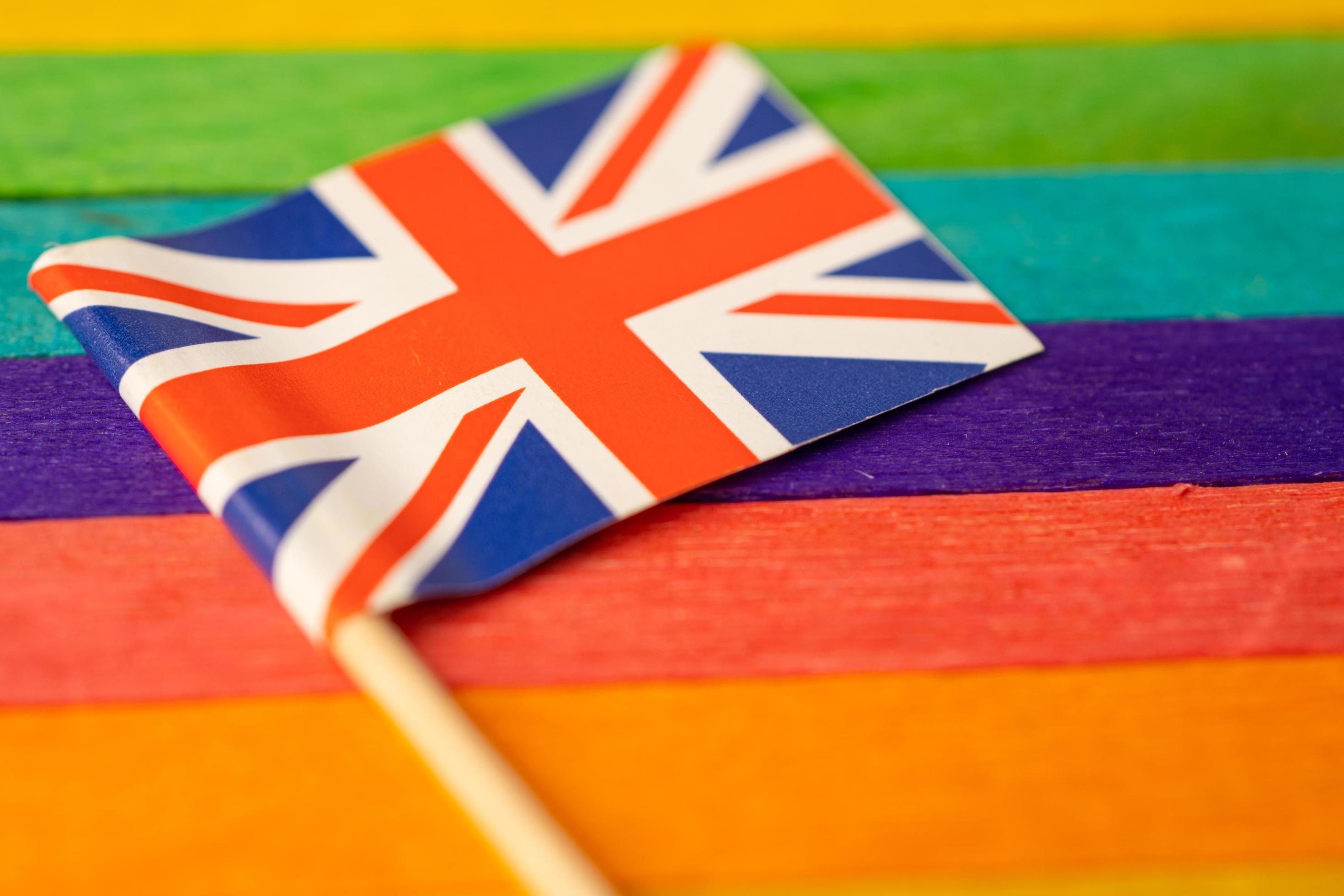 drapeau du royaume-uni sur fond arc-en-ciel symbole du mois de la fierté gaie lgbt mouvement social drapeau arc-en-ciel est un symbole des lesbiennes, gays, bisexuels, transgenres, des droits de l'homme, de la tolérance et de la paix. photo