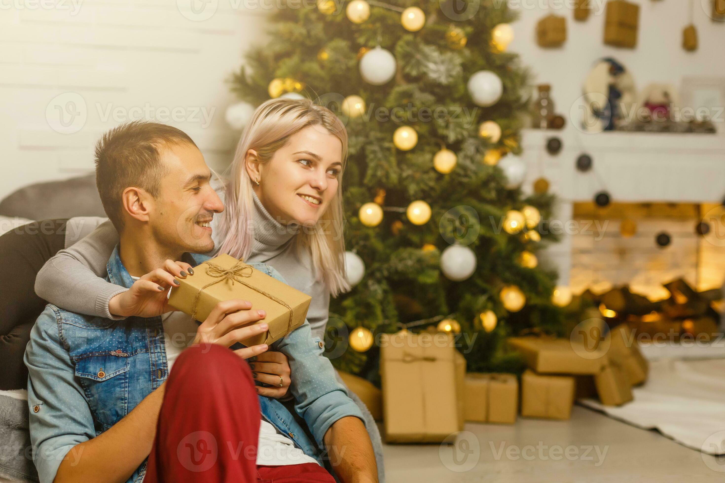 Noël couple avec présent 27614543 Photo de stock chez Vecteezy