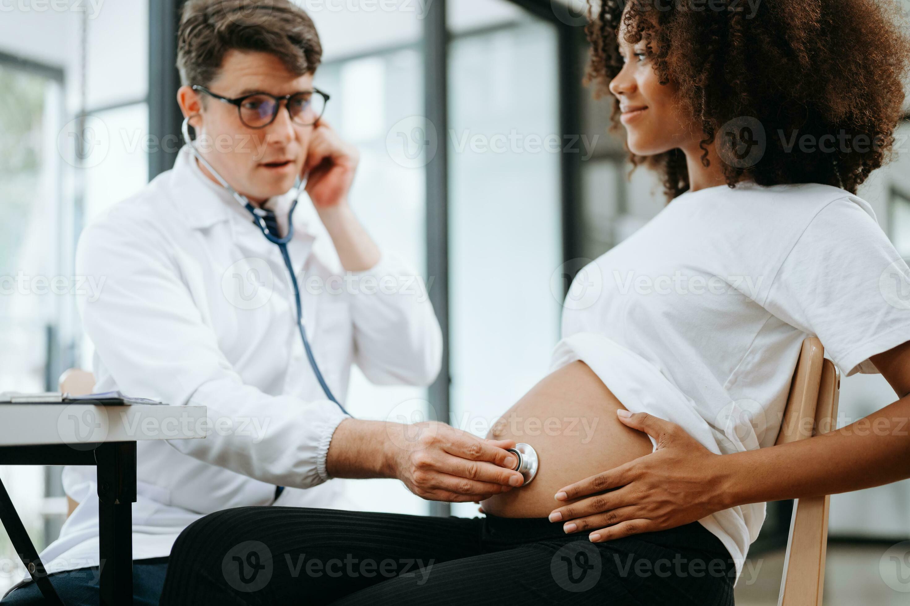 Enceinte africain femme a rendez-vous avec médecin à clinique. Masculin  gynécologue ob gynécologue médical spécialiste