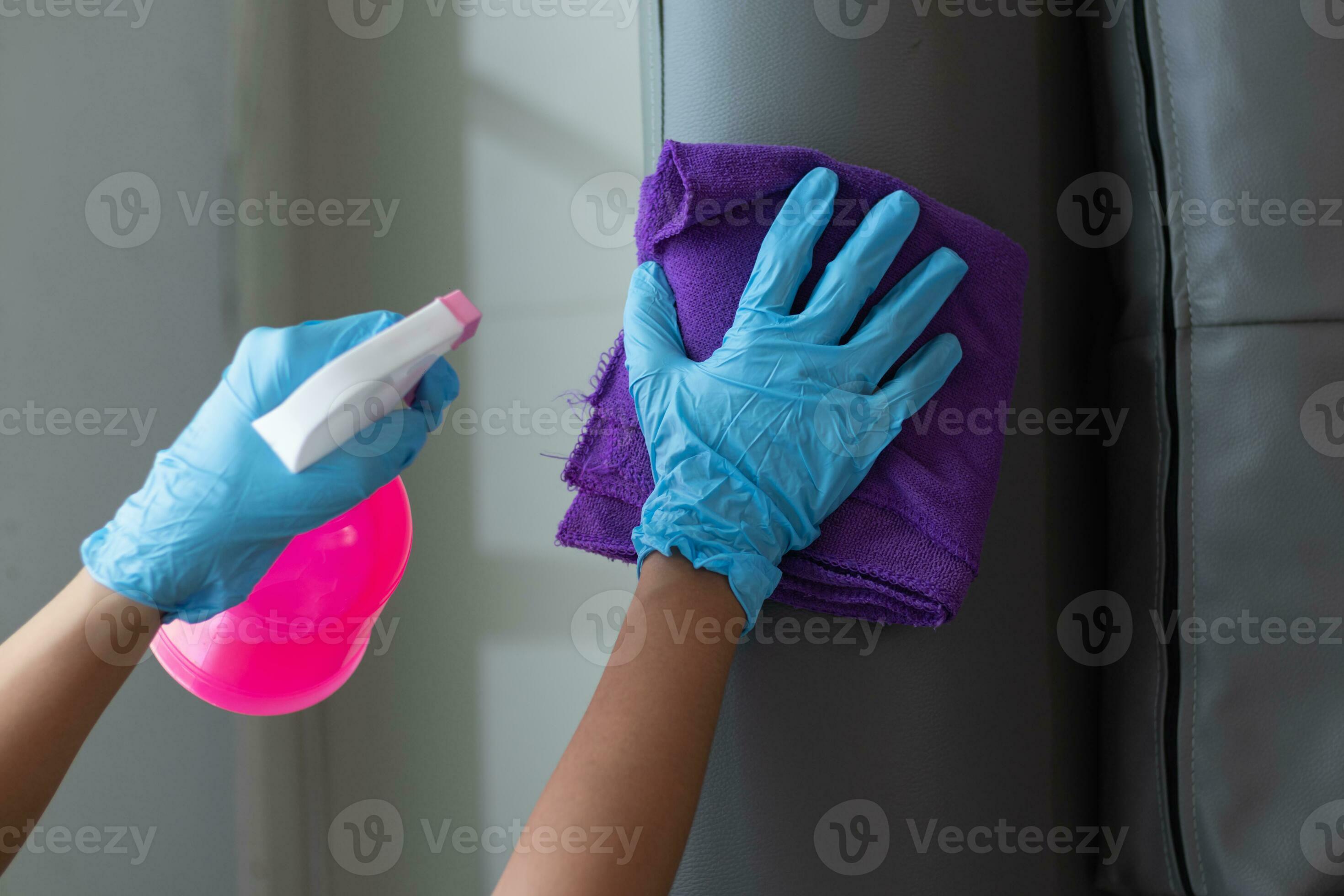 nettoyage Personnel est essuyage tissu avec nettoyeur et