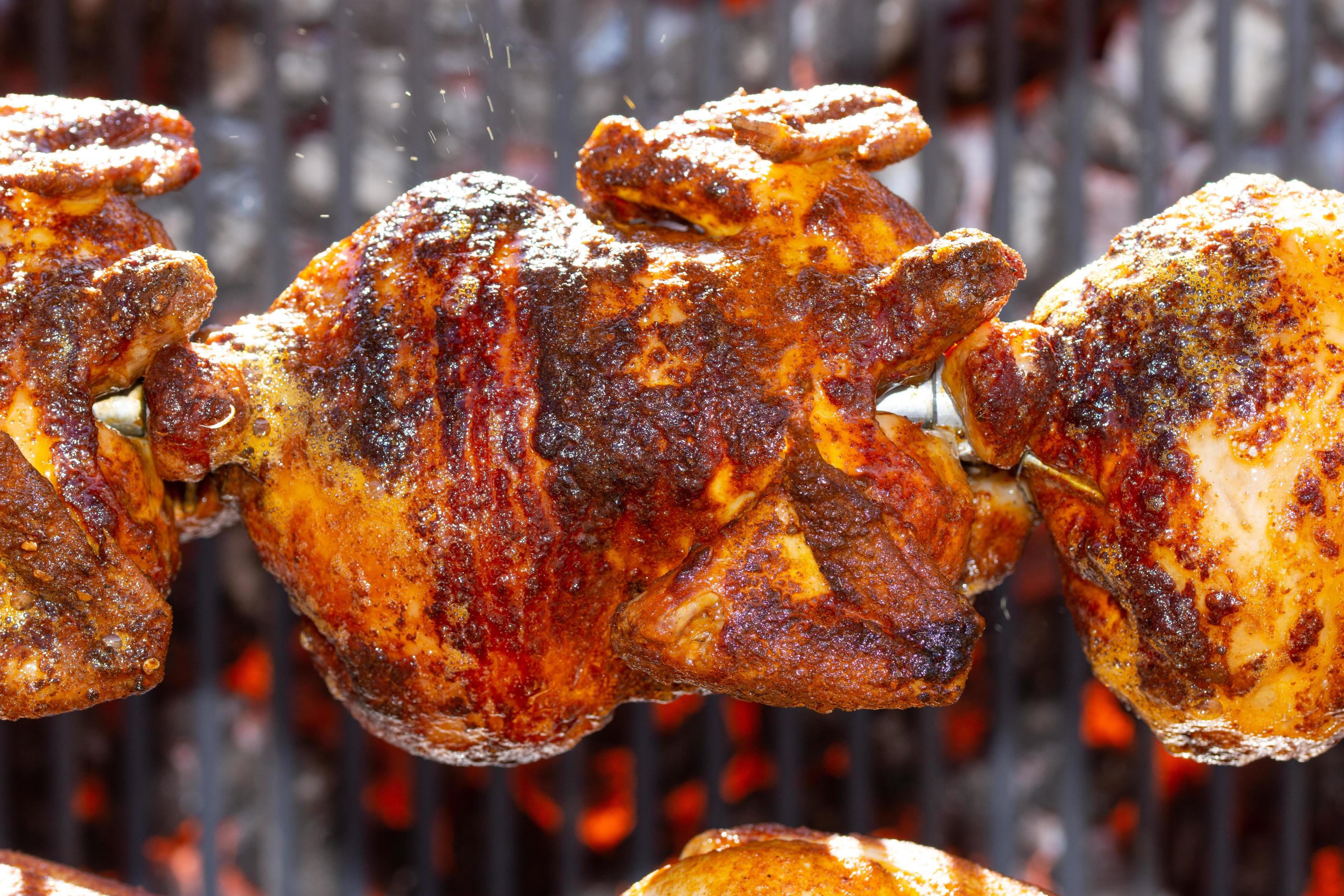 poulets rôtis à la broche grillés au feu d'un grand barbecue 2840617 Photo  de stock chez Vecteezy