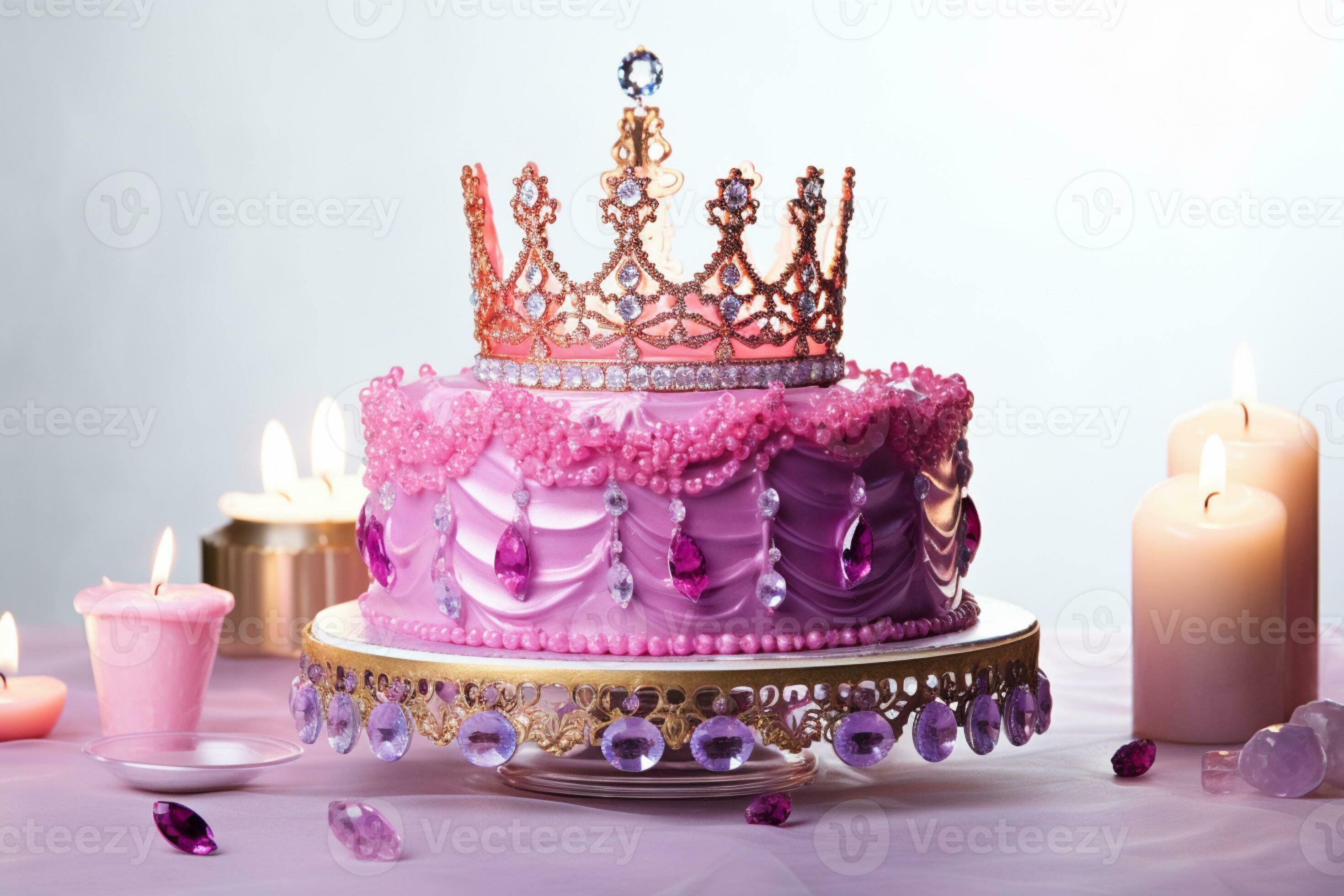 violet gâteau avec une couronne sur Haut et bougies sur une