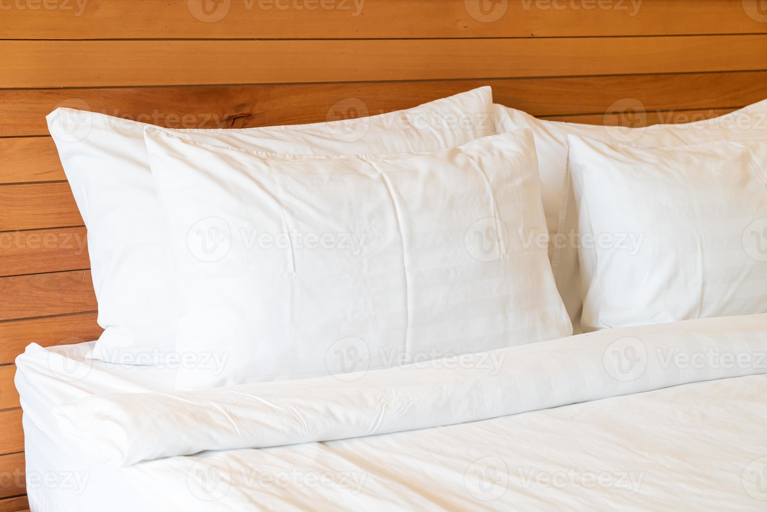 décoration d'oreiller blanc sur le lit à l'intérieur de la chambre photo