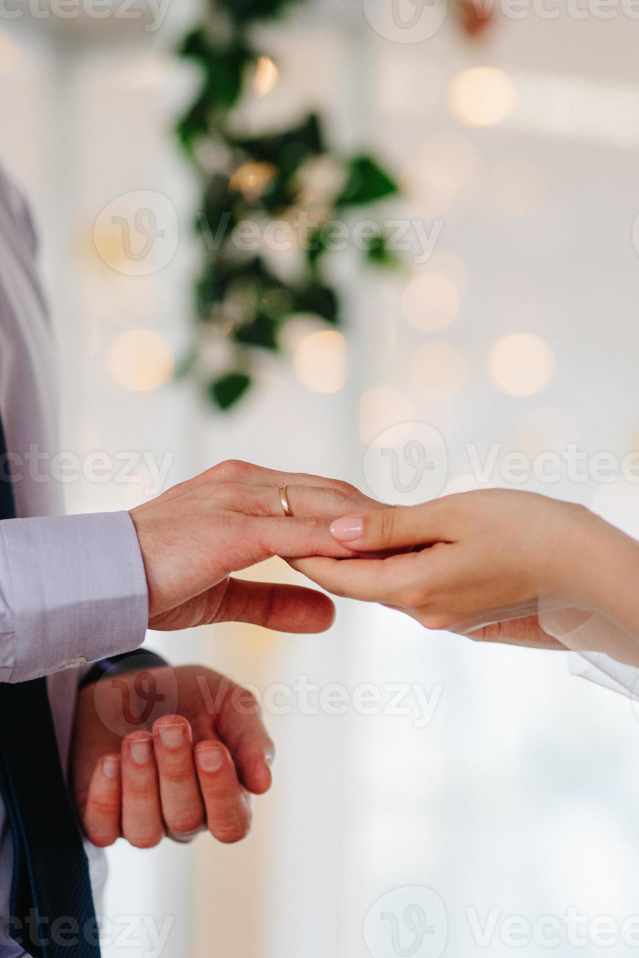 alliances en or comme attribut du mariage d'un jeune couple photo