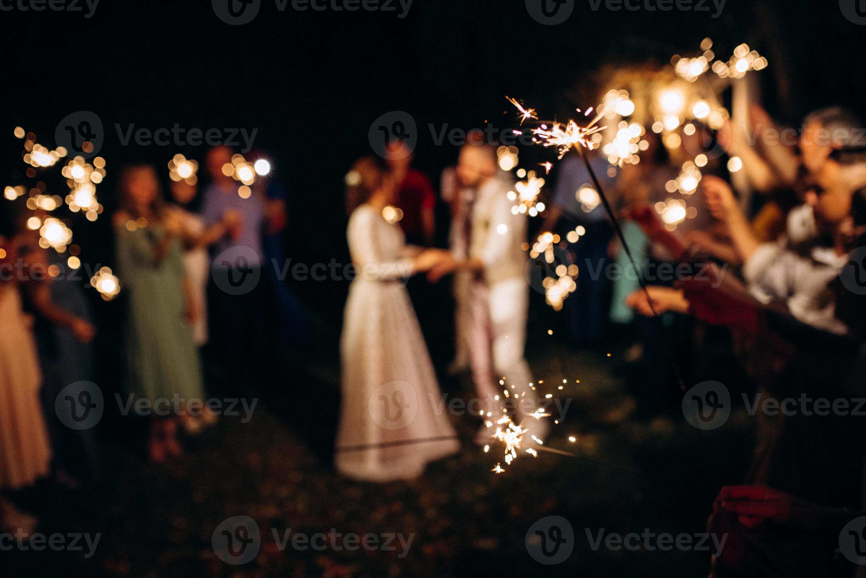 cierges magiques au mariage, sur le fond 2920047 Photo de stock chez  Vecteezy