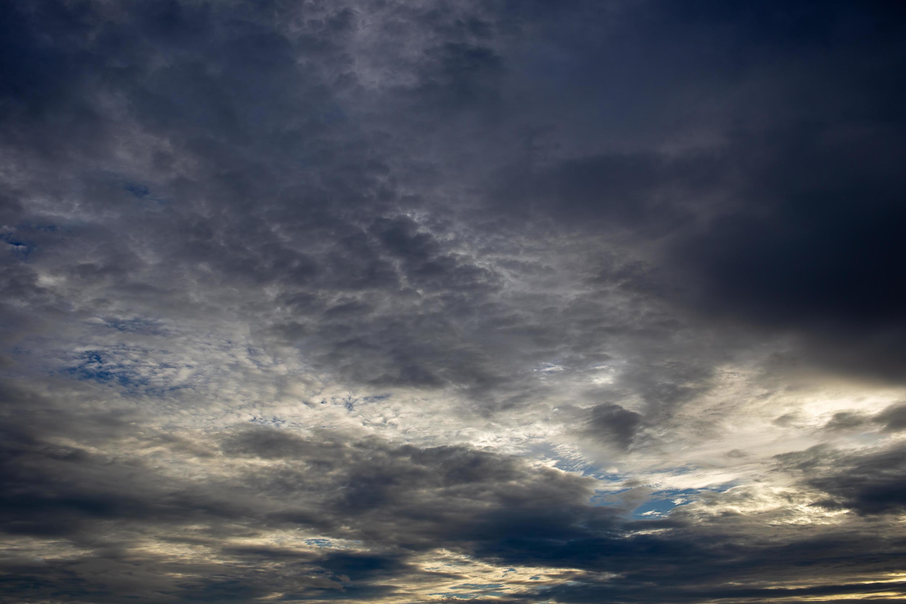 Ciel Dramatique Au Coucher Du Soleil Sur Le Camping-car Dans