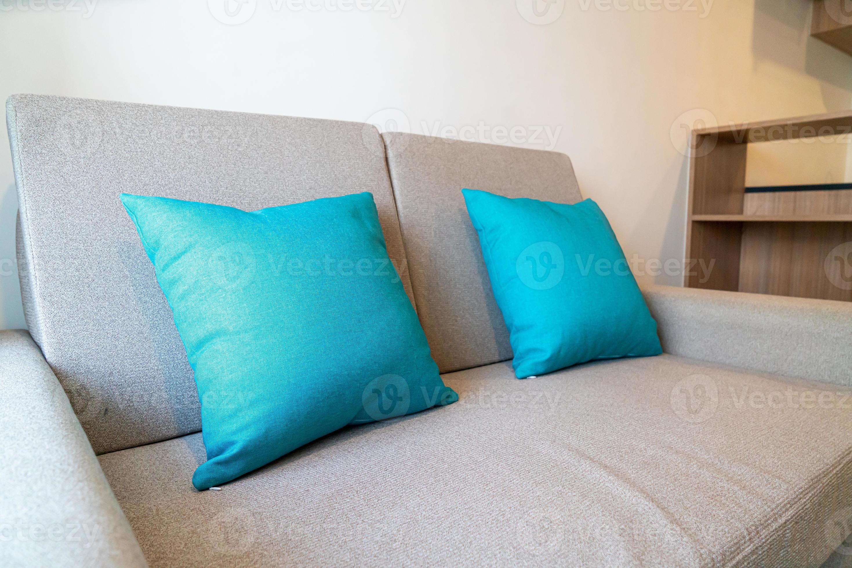 décoration d'oreillers confortables sur canapé dans le salon photo