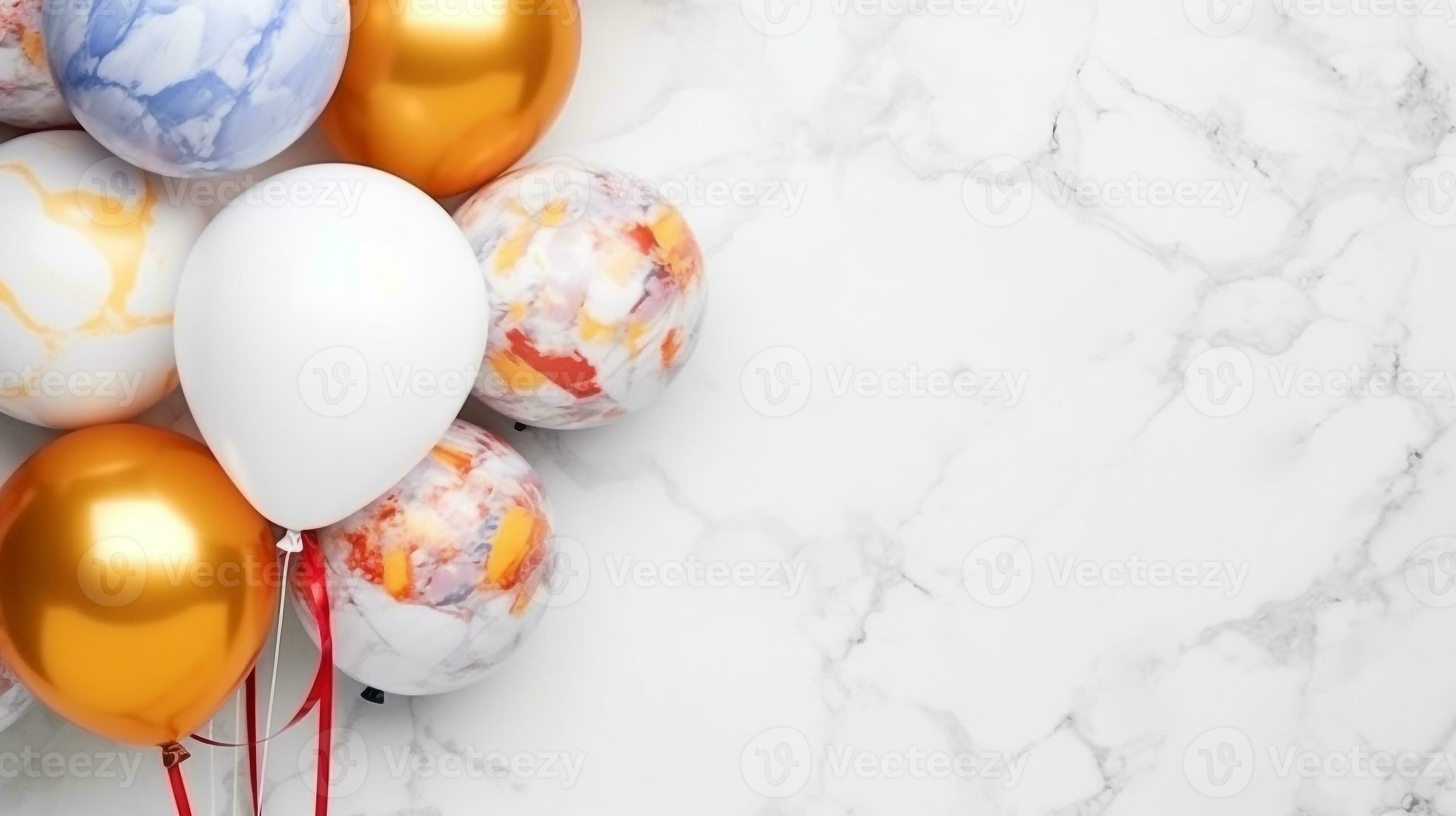Ballon multicolore en marbre pour la fête isolé sur fond blanc