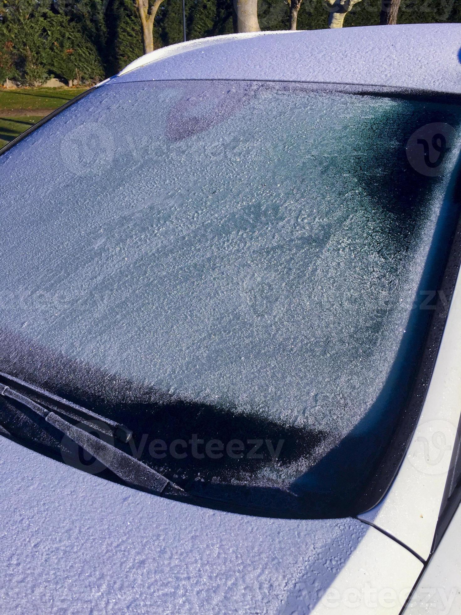 pare-brise givré d'un véhicule en hiver 2967281 Photo de stock