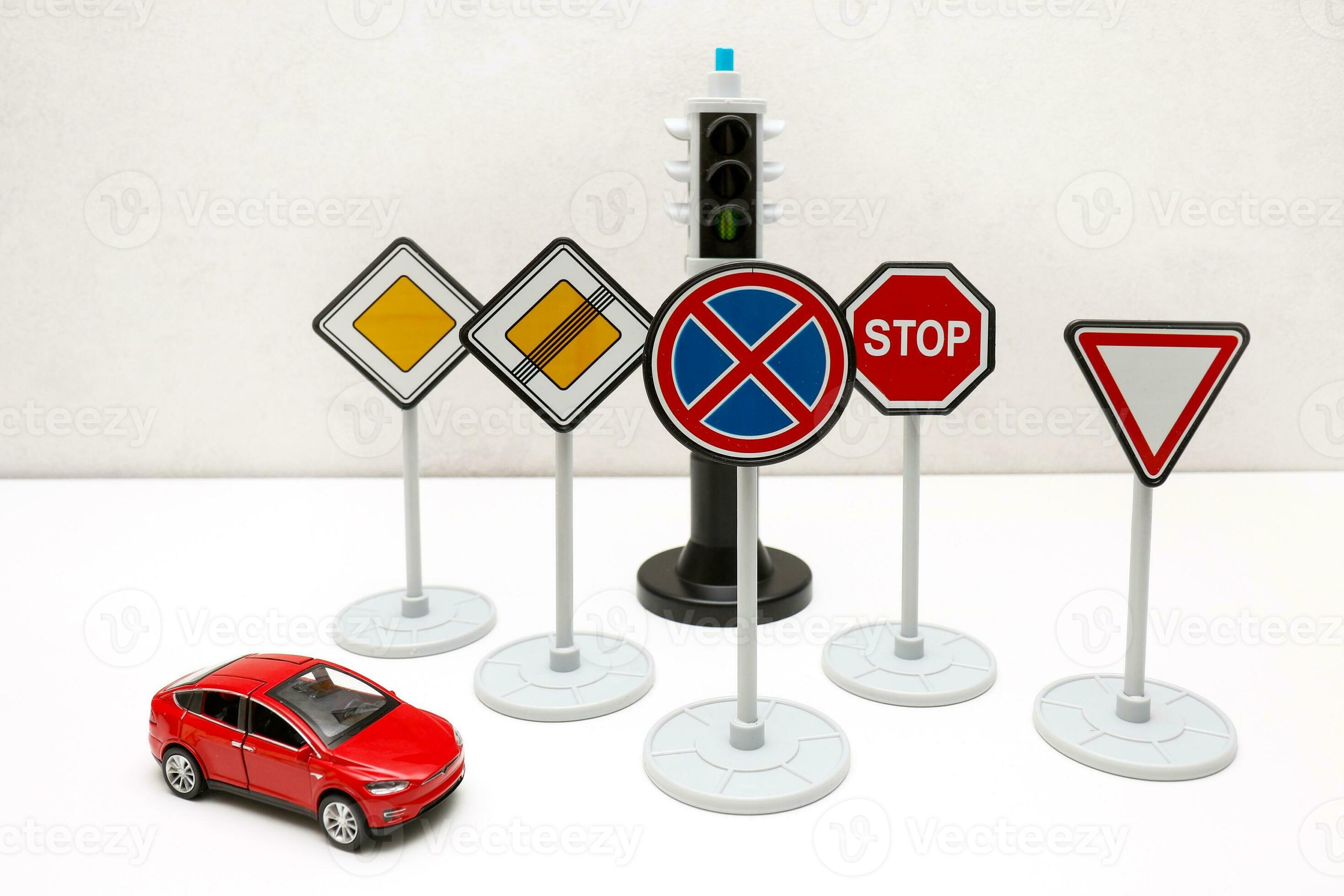 route panneaux, circulation lumières et une jouet rouge voiture