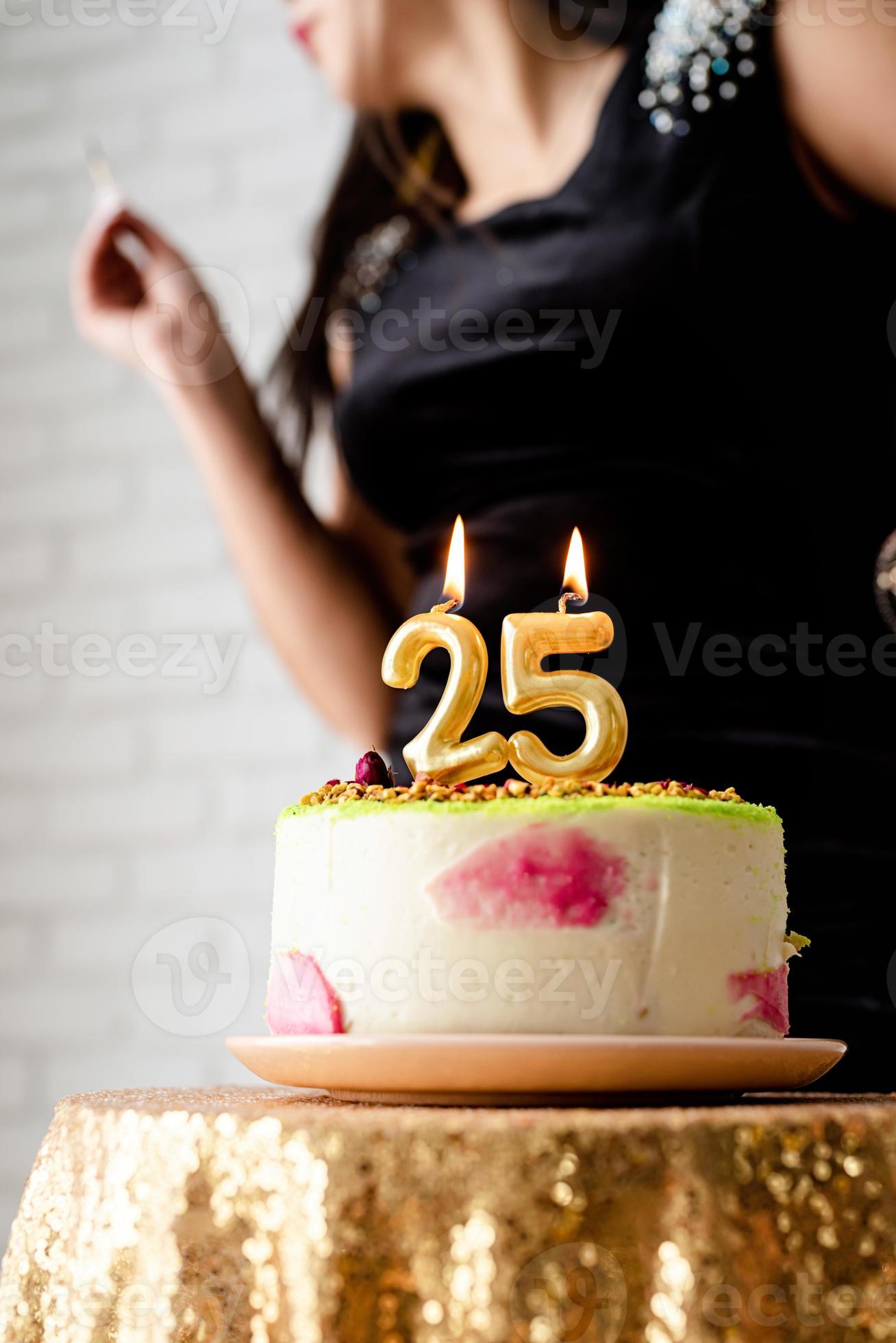 femme allumant des bougies sur un gâteau d'anniversaire 3070628 Photo de  stock chez Vecteezy