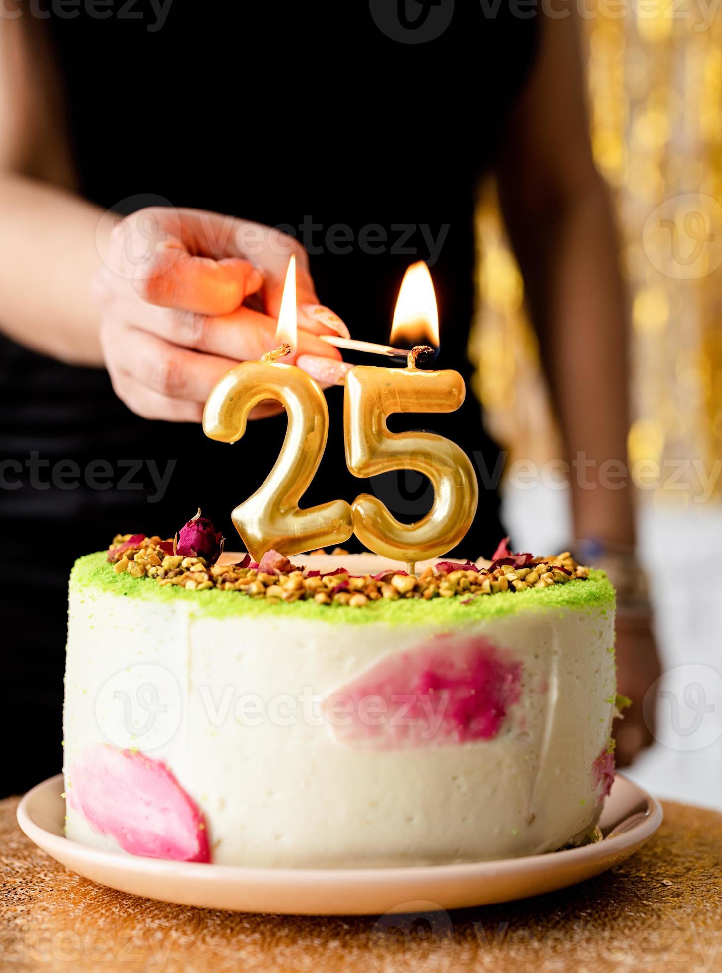 femme allumant des bougies sur un gâteau d'anniversaire 3070628 Photo de  stock chez Vecteezy