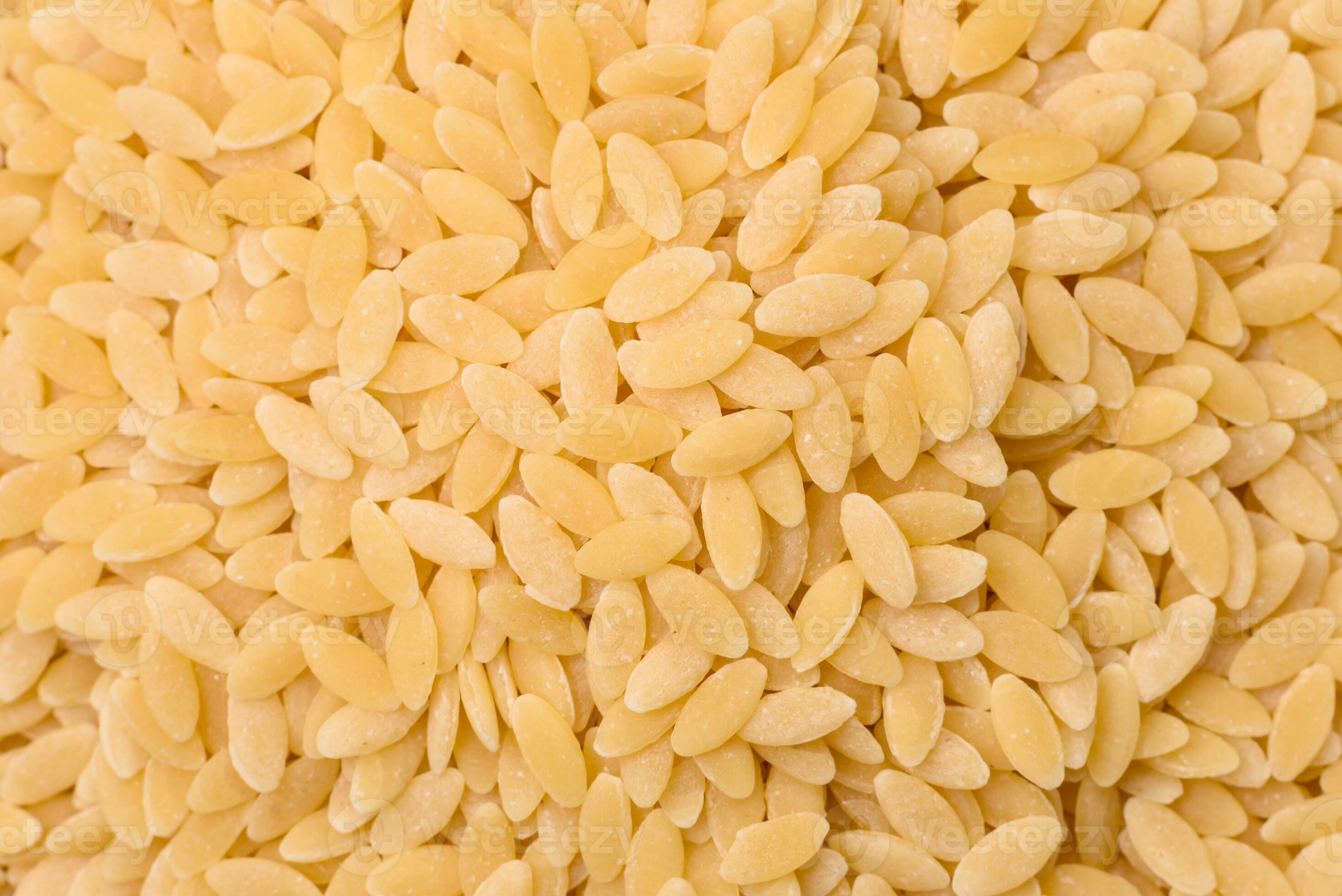 brut entier grain orzo Pâtes comme un ingrédient pour une