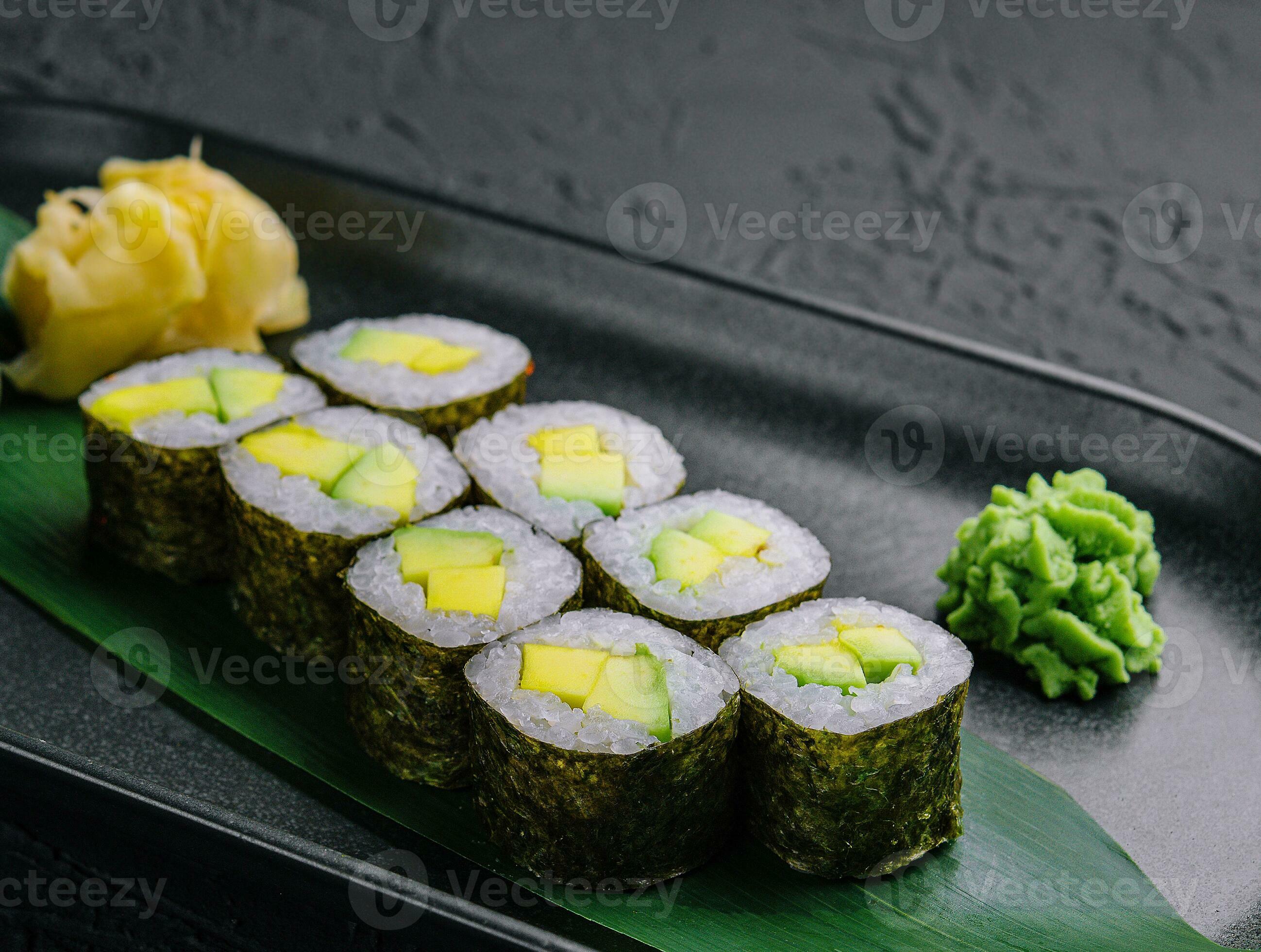 https://static.vecteezy.com/ti/photos-gratuite/p2/31754258-maki-sushi-rouleau-avec-avocat-sur-noir-assiette-photo.jpg