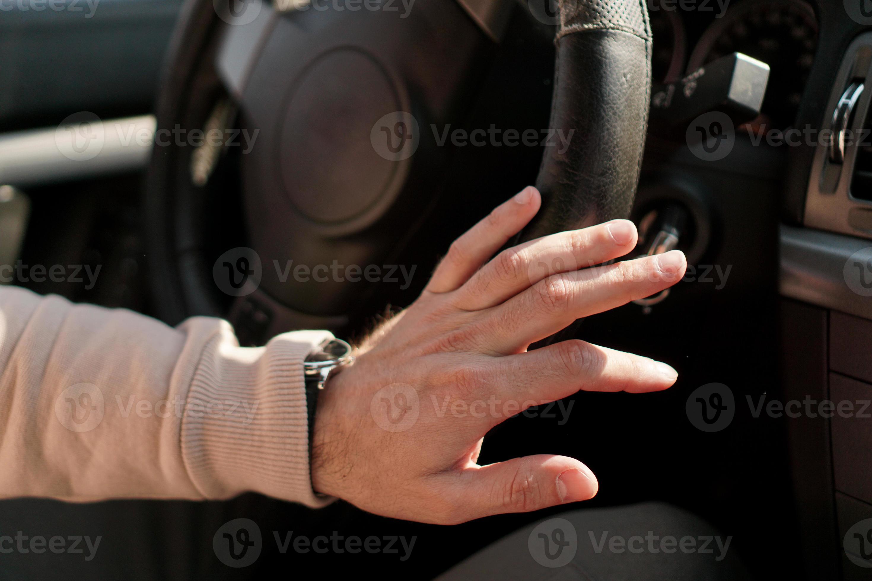 une main d'homme sur un volant. garniture de volant minable dans une voiture.  3289058 Photo de stock chez Vecteezy