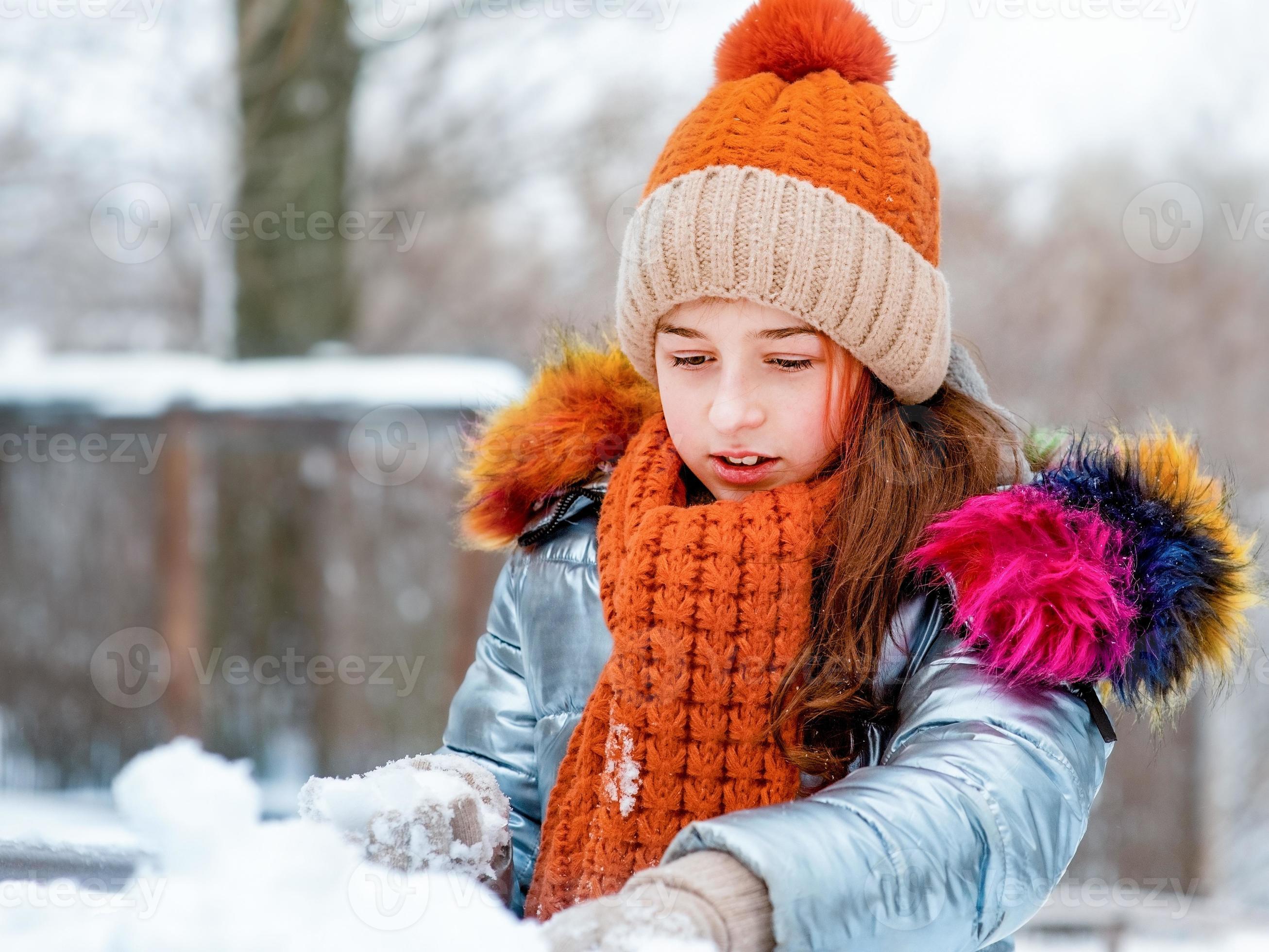 portrait d'hiver de jeune fille. adolescente dans un chapeau par temps de  neige. 3305078 Photo de stock chez Vecteezy