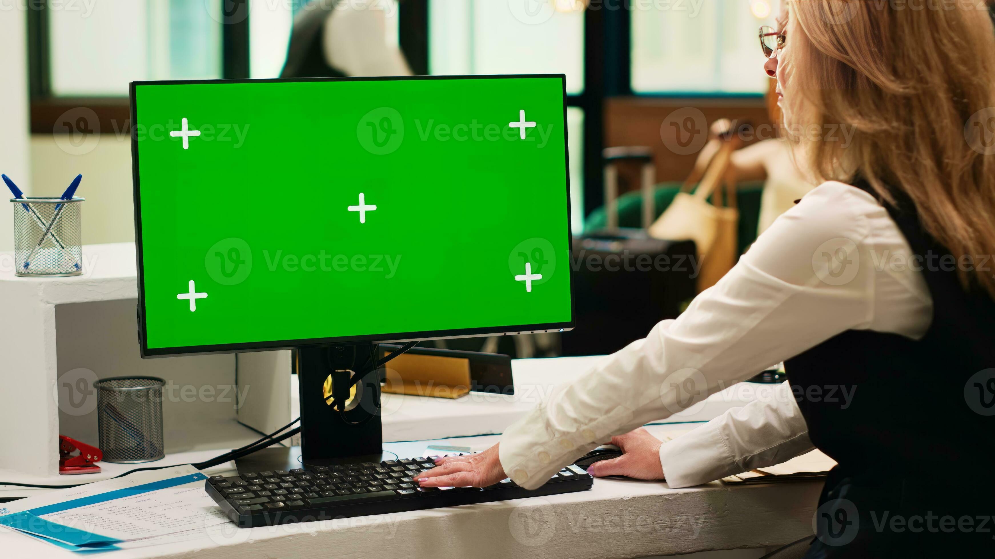 https://static.vecteezy.com/ti/photos-gratuite/p2/34924454-de-face-bureau-personnel-en-utilisant-ecran-vert-sur-pc-dans-recours-lobby-verification-chrominance-cle-afficher-avec-isole-modele-hotel-receptionniste-a-la-recherche-a-vide-fond-sur-ordinateur-trepied-tir-photo.jpg