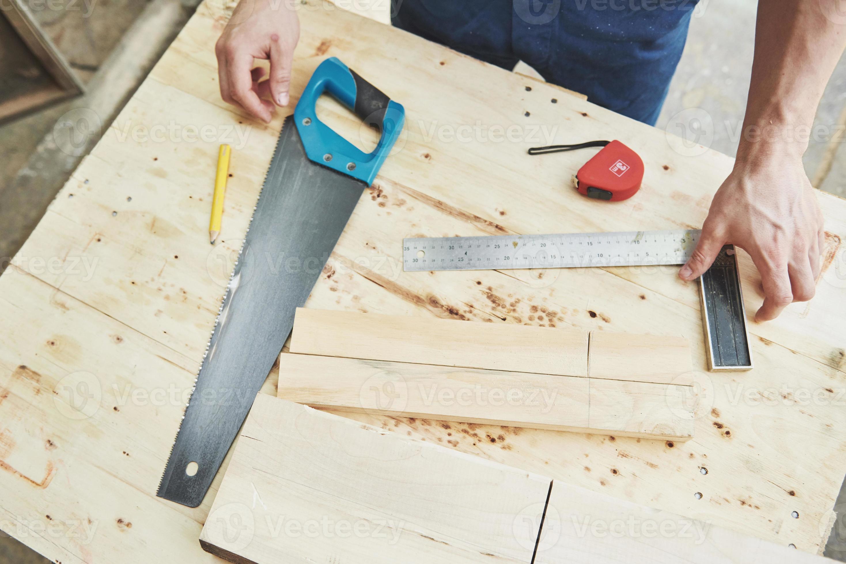 outils de menuisier pour le travail du bois 2272738 Photo de stock chez  Vecteezy